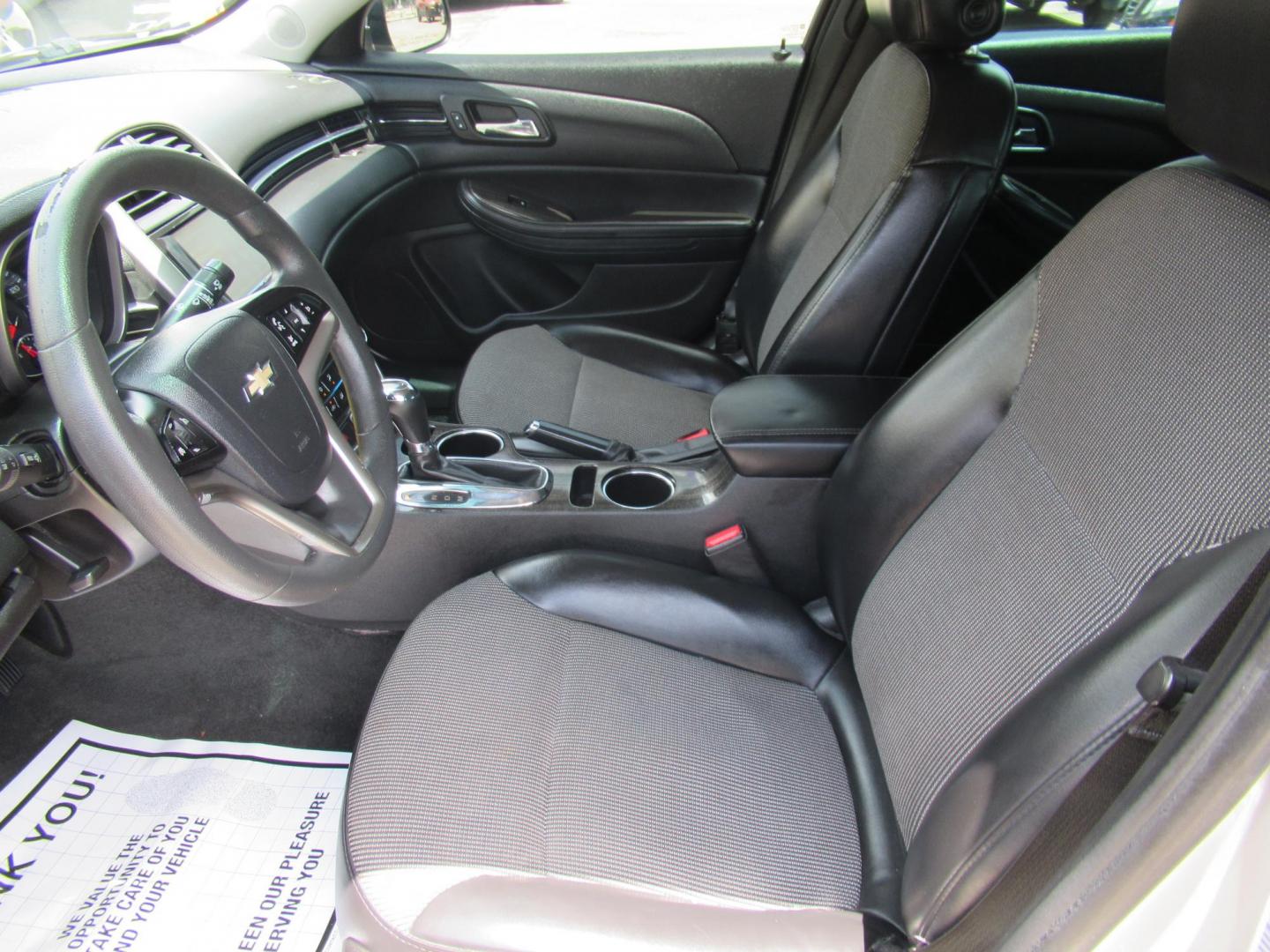 2015 Silver /Gray Chevrolet Malibu 1LT (1G11C5SLXFF) with an 2.5L L4 DOHC 16V engine, 6-Speed Automatic transmission, located at 1511 North Shepherd Dr., Houston, TX, 77008, (281) 657-1221, 29.798361, -95.412560 - 2015 CHEVROLET MALIBU LT VIN: 1G11C5SLXFF245631 1 G 1 1 C 5 S L X F F 2 4 5 6 3 1 SEDAN 4 DR 2.5L I4 F DOHC 16V GASOLINE FRONT WHEEL DRIVE - Photo#5
