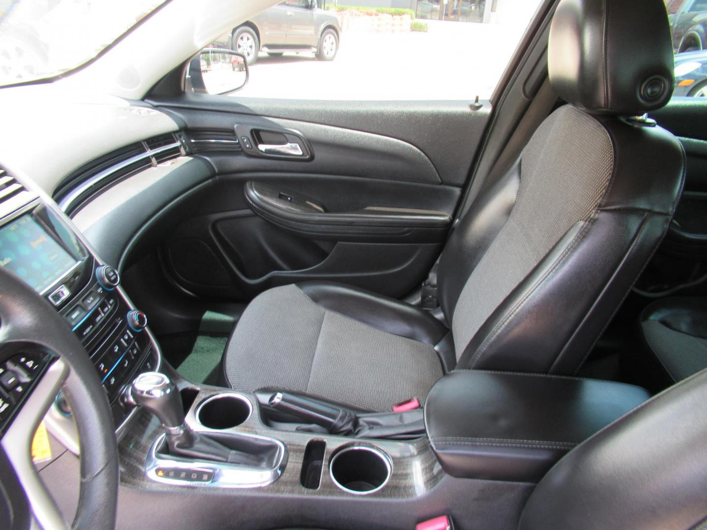 2015 Silver /Gray Chevrolet Malibu 1LT (1G11C5SLXFF) with an 2.5L L4 DOHC 16V engine, 6-Speed Automatic transmission, located at 1511 North Shepherd Dr., Houston, TX, 77008, (281) 657-1221, 29.798361, -95.412560 - 2015 CHEVROLET MALIBU LT VIN: 1G11C5SLXFF245631 1 G 1 1 C 5 S L X F F 2 4 5 6 3 1 SEDAN 4 DR 2.5L I4 F DOHC 16V GASOLINE FRONT WHEEL DRIVE - Photo#6