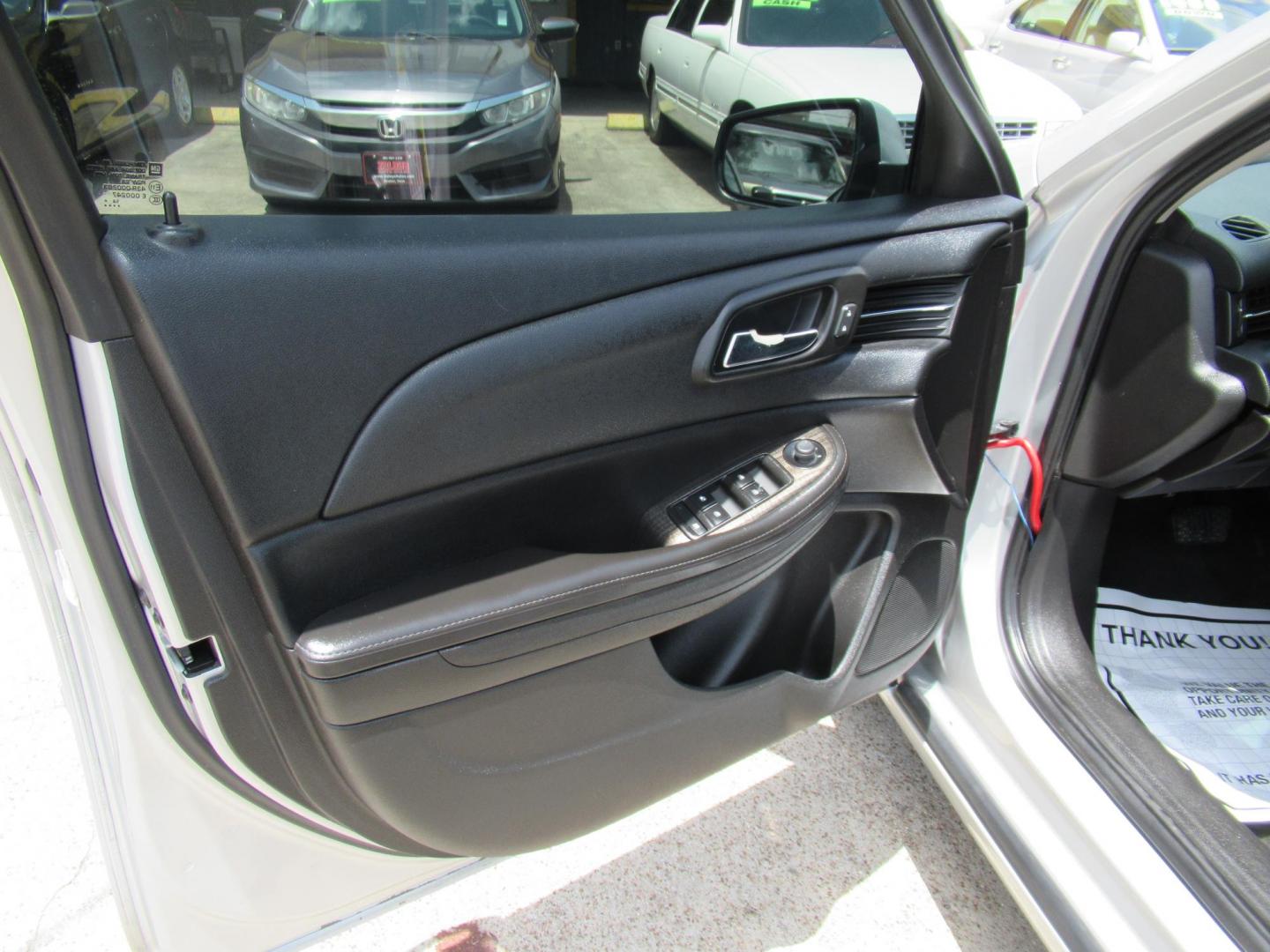 2015 Silver /Gray Chevrolet Malibu 1LT (1G11C5SLXFF) with an 2.5L L4 DOHC 16V engine, 6-Speed Automatic transmission, located at 1511 North Shepherd Dr., Houston, TX, 77008, (281) 657-1221, 29.798361, -95.412560 - 2015 CHEVROLET MALIBU LT VIN: 1G11C5SLXFF245631 1 G 1 1 C 5 S L X F F 2 4 5 6 3 1 SEDAN 4 DR 2.5L I4 F DOHC 16V GASOLINE FRONT WHEEL DRIVE - Photo#7