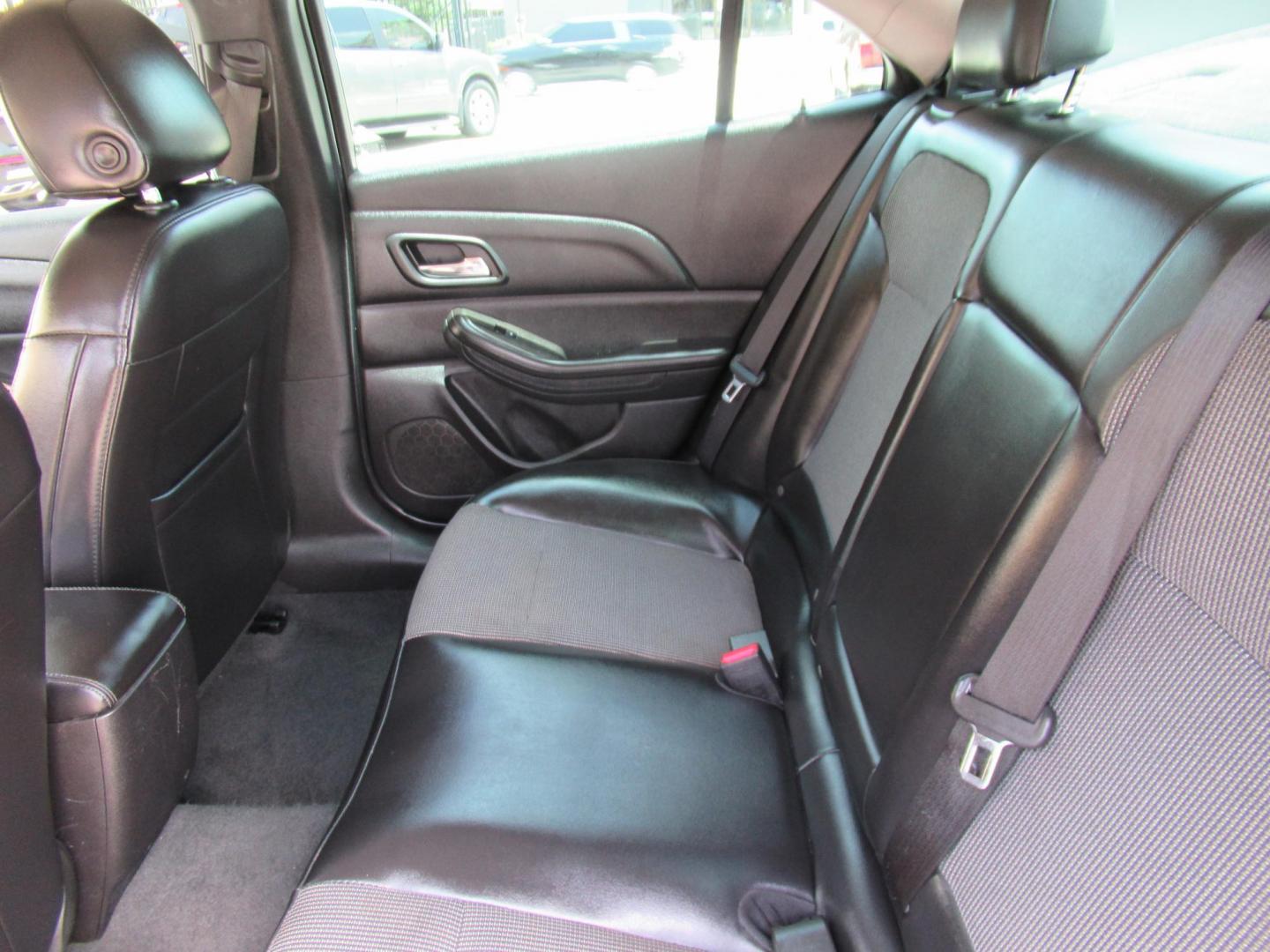 2015 Silver /Gray Chevrolet Malibu 1LT (1G11C5SLXFF) with an 2.5L L4 DOHC 16V engine, 6-Speed Automatic transmission, located at 1511 North Shepherd Dr., Houston, TX, 77008, (281) 657-1221, 29.798361, -95.412560 - 2015 CHEVROLET MALIBU LT VIN: 1G11C5SLXFF245631 1 G 1 1 C 5 S L X F F 2 4 5 6 3 1 SEDAN 4 DR 2.5L I4 F DOHC 16V GASOLINE FRONT WHEEL DRIVE - Photo#8