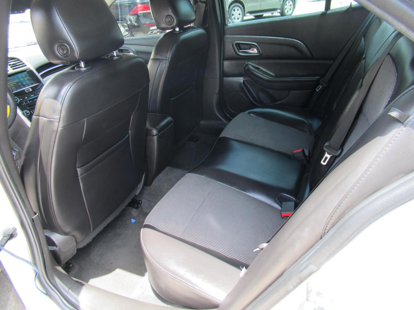 2015 Silver /Gray Chevrolet Malibu 1LT (1G11C5SLXFF) with an 2.5L L4 DOHC 16V engine, 6-Speed Automatic transmission, located at 1511 North Shepherd Dr., Houston, TX, 77008, (281) 657-1221, 29.798361, -95.412560 - 2015 CHEVROLET MALIBU LT VIN: 1G11C5SLXFF245631 1 G 1 1 C 5 S L X F F 2 4 5 6 3 1 SEDAN 4 DR 2.5L I4 F DOHC 16V GASOLINE FRONT WHEEL DRIVE - Photo#9