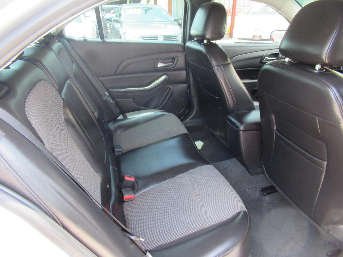 2015 Silver /Gray Chevrolet Malibu 1LT (1G11C5SLXFF) with an 2.5L L4 DOHC 16V engine, 6-Speed Automatic transmission, located at 1511 North Shepherd Dr., Houston, TX, 77008, (281) 657-1221, 29.798361, -95.412560 - 2015 CHEVROLET MALIBU LT VIN: 1G11C5SLXFF245631 1 G 1 1 C 5 S L X F F 2 4 5 6 3 1 SEDAN 4 DR 2.5L I4 F DOHC 16V GASOLINE FRONT WHEEL DRIVE - Photo#11