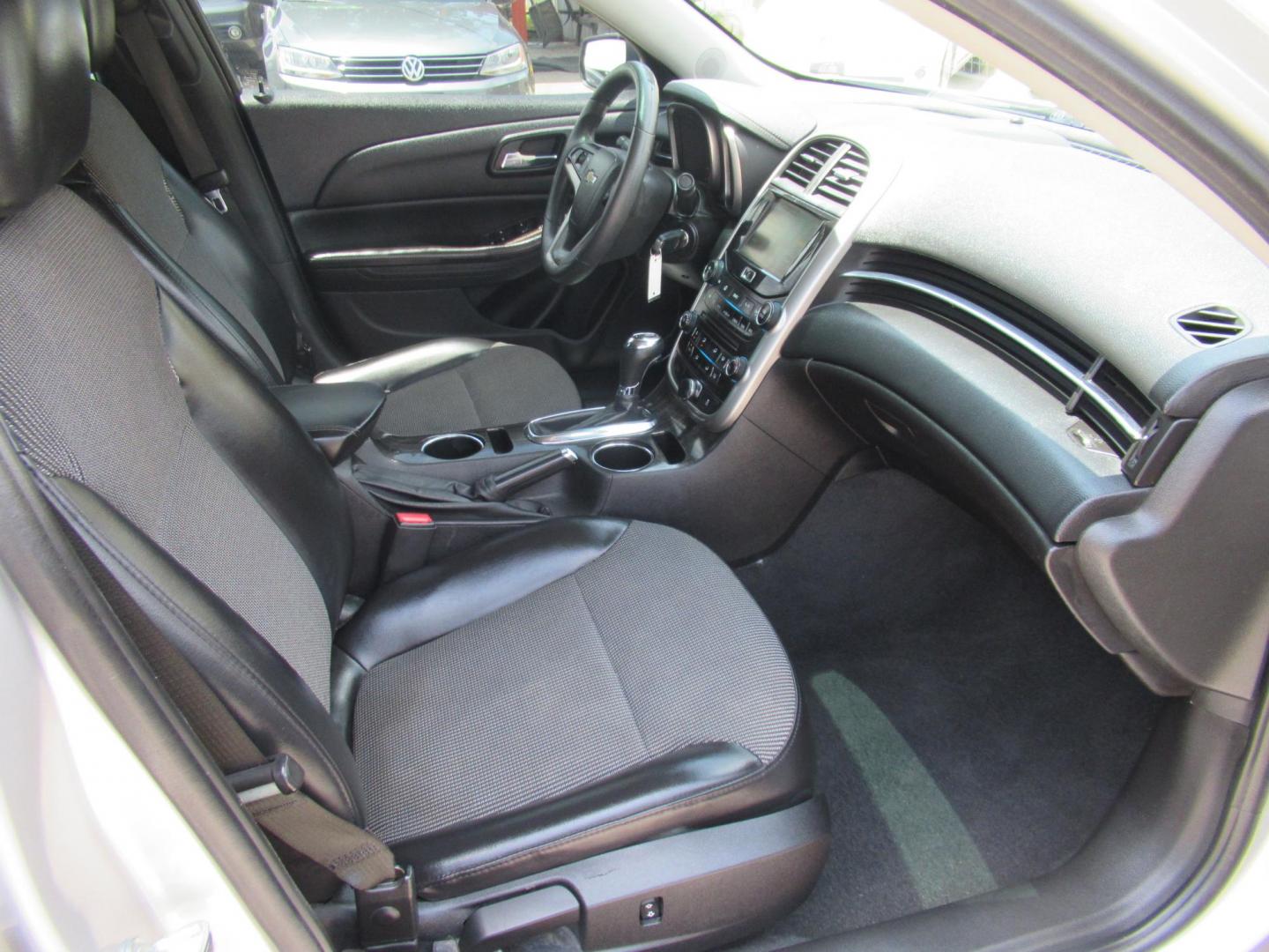2015 Silver /Gray Chevrolet Malibu 1LT (1G11C5SLXFF) with an 2.5L L4 DOHC 16V engine, 6-Speed Automatic transmission, located at 1511 North Shepherd Dr., Houston, TX, 77008, (281) 657-1221, 29.798361, -95.412560 - 2015 CHEVROLET MALIBU LT VIN: 1G11C5SLXFF245631 1 G 1 1 C 5 S L X F F 2 4 5 6 3 1 SEDAN 4 DR 2.5L I4 F DOHC 16V GASOLINE FRONT WHEEL DRIVE - Photo#13