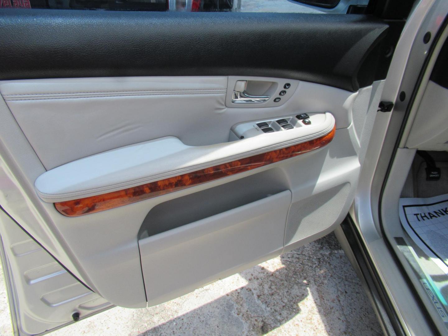 2008 Gold /Tan Lexus RX 350 FWD (2T2GK31U58C) with an 3.5L V6 DOHC 24V engine, Automatic Overdrive transmission, located at 1511 North Shepherd Dr., Houston, TX, 77008, (281) 657-1221, 29.798361, -95.412560 - 2008 LEXUS RX 350 VIN: 2T2GK31U58C050658 2 T 2 G K 3 1 U 5 8 C 0 5 0 6 5 8 4 DOOR WAGON/SPORT UTILITY 3.5L V6 F DOHC 24V GASOLINE FRONT WHEEL DRIVE - Photo#1