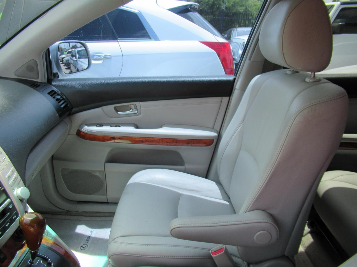 2008 Gold /Tan Lexus RX 350 FWD (2T2GK31U58C) with an 3.5L V6 DOHC 24V engine, Automatic Overdrive transmission, located at 1511 North Shepherd Dr., Houston, TX, 77008, (281) 657-1221, 29.798361, -95.412560 - 2008 LEXUS RX 350 VIN: 2T2GK31U58C050658 2 T 2 G K 3 1 U 5 8 C 0 5 0 6 5 8 4 DOOR WAGON/SPORT UTILITY 3.5L V6 F DOHC 24V GASOLINE FRONT WHEEL DRIVE - Photo#4