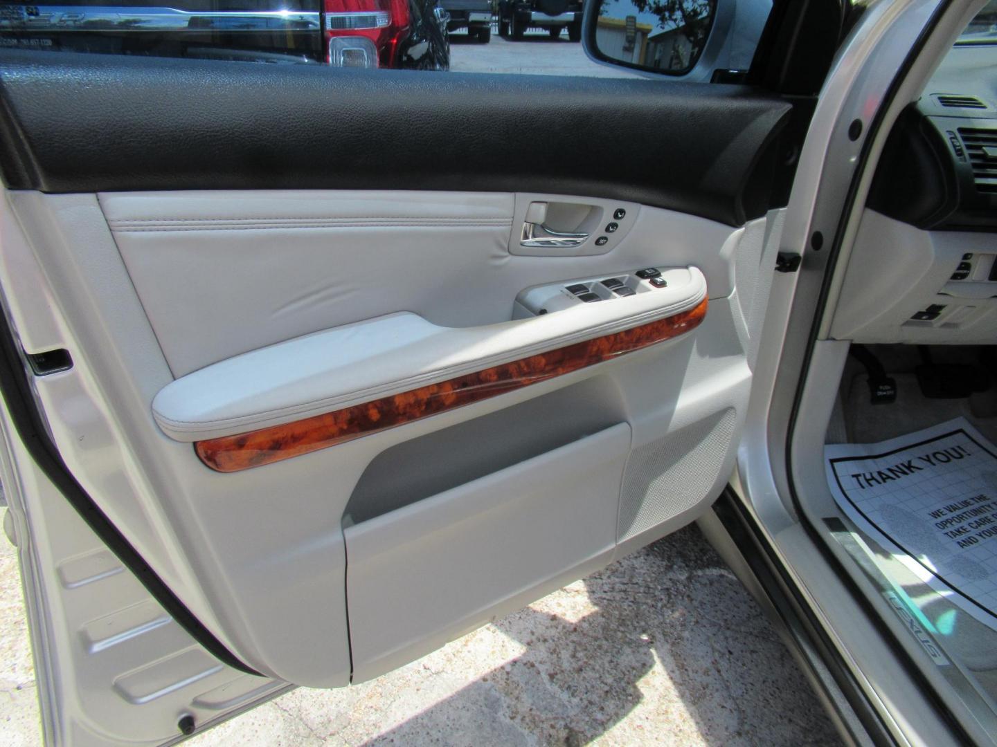 2008 Gold /Tan Lexus RX 350 FWD (2T2GK31U58C) with an 3.5L V6 DOHC 24V engine, Automatic Overdrive transmission, located at 1511 North Shepherd Dr., Houston, TX, 77008, (281) 657-1221, 29.798361, -95.412560 - 2008 LEXUS RX 350 VIN: 2T2GK31U58C050658 2 T 2 G K 3 1 U 5 8 C 0 5 0 6 5 8 4 DOOR WAGON/SPORT UTILITY 3.5L V6 F DOHC 24V GASOLINE FRONT WHEEL DRIVE - Photo#8