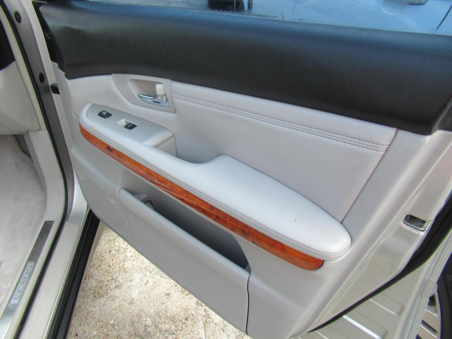 2008 Gold /Tan Lexus RX 350 FWD (2T2GK31U58C) with an 3.5L V6 DOHC 24V engine, Automatic Overdrive transmission, located at 1511 North Shepherd Dr., Houston, TX, 77008, (281) 657-1221, 29.798361, -95.412560 - 2008 LEXUS RX 350 VIN: 2T2GK31U58C050658 2 T 2 G K 3 1 U 5 8 C 0 5 0 6 5 8 4 DOOR WAGON/SPORT UTILITY 3.5L V6 F DOHC 24V GASOLINE FRONT WHEEL DRIVE - Photo#13