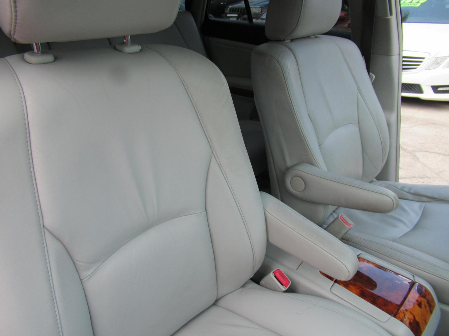 2008 Gold /Tan Lexus RX 350 FWD (2T2GK31U58C) with an 3.5L V6 DOHC 24V engine, Automatic Overdrive transmission, located at 1511 North Shepherd Dr., Houston, TX, 77008, (281) 657-1221, 29.798361, -95.412560 - 2008 LEXUS RX 350 VIN: 2T2GK31U58C050658 2 T 2 G K 3 1 U 5 8 C 0 5 0 6 5 8 4 DOOR WAGON/SPORT UTILITY 3.5L V6 F DOHC 24V GASOLINE FRONT WHEEL DRIVE - Photo#14