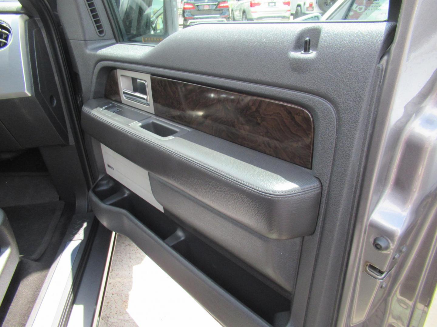 2014 Gray /Black Ford F-150 FX4 SuperCrew 5.5-ft. Bed 4WD (1FTFW1ET8EF) with an 3.5L V6 TURBO engine, Automatic transmission, located at 1511 North Shepherd Dr., Houston, TX, 77008, (281) 657-1221, 29.798361, -95.412560 - 2014 FORD F-150 PLATINUM VIN: 1FTFW1ET8EFA38064 1 F T F W 1 E T 8 E F A 3 8 0 6 4 CREW PICKUP 3.5L V6 F DOHC 24V GASOLINE REAR WHEEL DRIVE W/ 4X4 - Photo#17