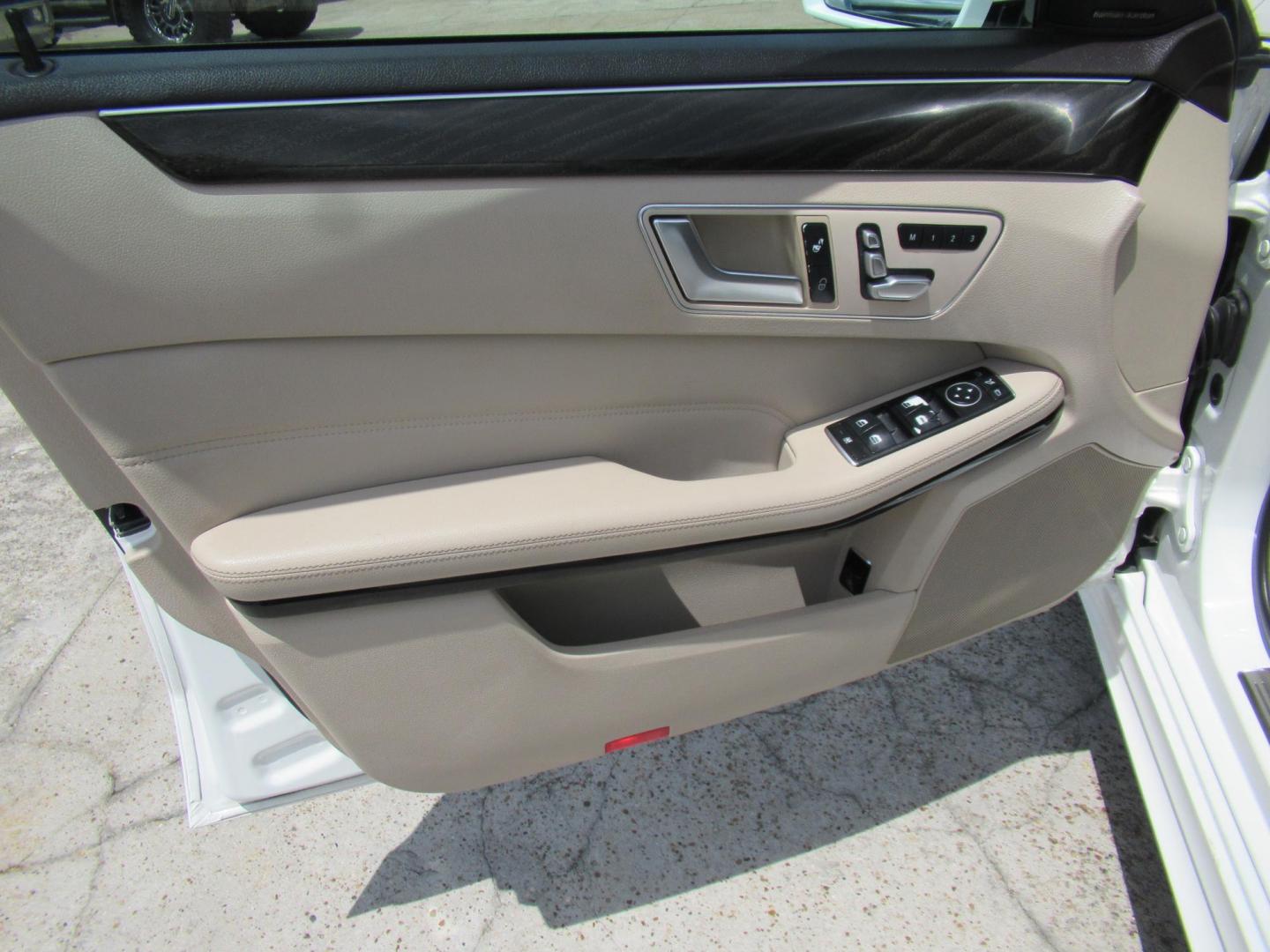 2015 White /Tan Mercedes-Benz E-Class E350 Sport Sedan (WDDHF5KBXFB) with an 3.5L V6 DOHC 24V engine, Automatic transmission, located at 1511 North Shepherd Dr., Houston, TX, 77008, (281) 657-1221, 29.798361, -95.412560 - 2015 MERCEDES-BENZ E-CLASS E 350 VIN: WDDHF5KBXFB117102 W D D H F 5 K B X F B 1 1 7 1 0 2 SEDAN 4 DR 3.5L V6 F DOHC 24V GASOLINE REAR WHEEL DRIVE - Photo#1
