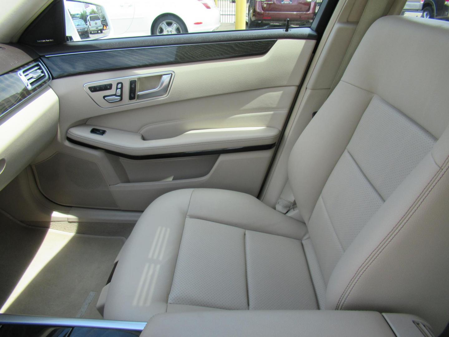 2015 White /Tan Mercedes-Benz E-Class E350 Sport Sedan (WDDHF5KBXFB) with an 3.5L V6 DOHC 24V engine, Automatic transmission, located at 1511 North Shepherd Dr., Houston, TX, 77008, (281) 657-1221, 29.798361, -95.412560 - 2015 MERCEDES-BENZ E-CLASS E 350 VIN: WDDHF5KBXFB117102 W D D H F 5 K B X F B 1 1 7 1 0 2 SEDAN 4 DR 3.5L V6 F DOHC 24V GASOLINE REAR WHEEL DRIVE - Photo#4