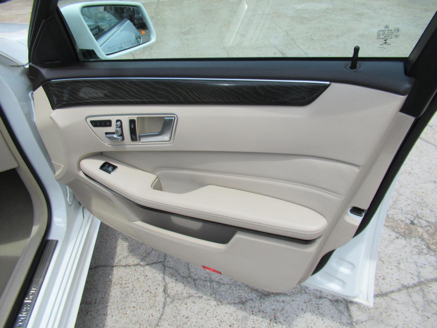 2015 White /Tan Mercedes-Benz E-Class E350 Sport Sedan (WDDHF5KBXFB) with an 3.5L V6 DOHC 24V engine, Automatic transmission, located at 1511 North Shepherd Dr., Houston, TX, 77008, (281) 657-1221, 29.798361, -95.412560 - 2015 MERCEDES-BENZ E-CLASS E 350 VIN: WDDHF5KBXFB117102 W D D H F 5 K B X F B 1 1 7 1 0 2 SEDAN 4 DR 3.5L V6 F DOHC 24V GASOLINE REAR WHEEL DRIVE - Photo#9