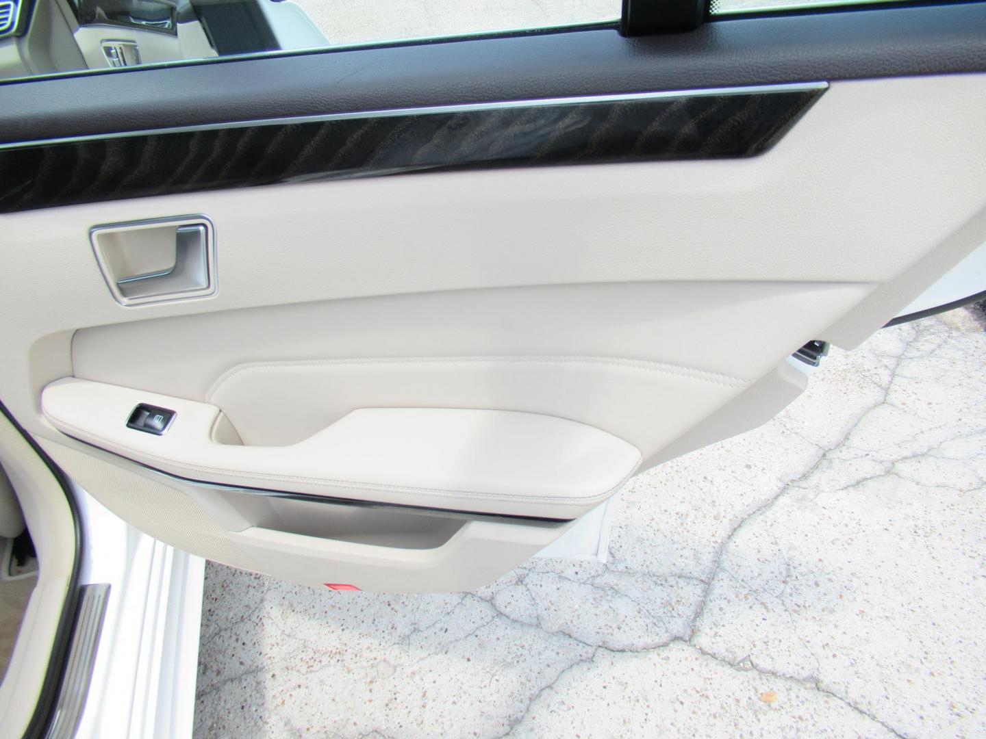2015 White /Tan Mercedes-Benz E-Class E350 Sport Sedan (WDDHF5KBXFB) with an 3.5L V6 DOHC 24V engine, Automatic transmission, located at 1511 North Shepherd Dr., Houston, TX, 77008, (281) 657-1221, 29.798361, -95.412560 - 2015 MERCEDES-BENZ E-CLASS E 350 VIN: WDDHF5KBXFB117102 W D D H F 5 K B X F B 1 1 7 1 0 2 SEDAN 4 DR 3.5L V6 F DOHC 24V GASOLINE REAR WHEEL DRIVE - Photo#11