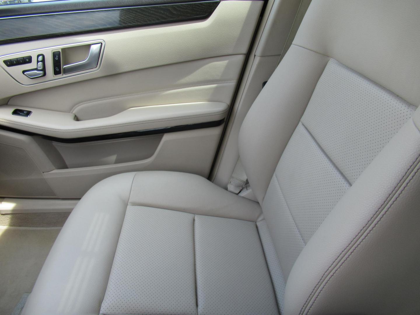 2015 White /Tan Mercedes-Benz E-Class E350 Sport Sedan (WDDHF5KBXFB) with an 3.5L V6 DOHC 24V engine, Automatic transmission, located at 1511 North Shepherd Dr., Houston, TX, 77008, (281) 657-1221, 29.798361, -95.412560 - 2015 MERCEDES-BENZ E-CLASS E 350 VIN: WDDHF5KBXFB117102 W D D H F 5 K B X F B 1 1 7 1 0 2 SEDAN 4 DR 3.5L V6 F DOHC 24V GASOLINE REAR WHEEL DRIVE - Photo#18