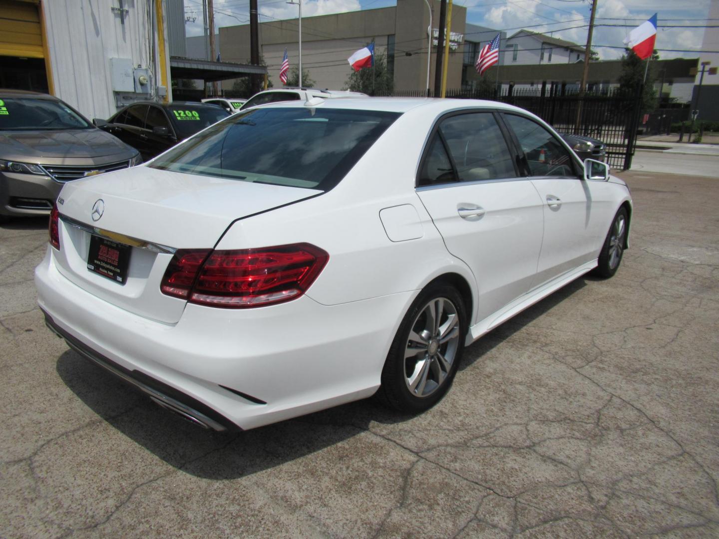 2015 White /Tan Mercedes-Benz E-Class E350 Sport Sedan (WDDHF5KBXFB) with an 3.5L V6 DOHC 24V engine, Automatic transmission, located at 1511 North Shepherd Dr., Houston, TX, 77008, (281) 657-1221, 29.798361, -95.412560 - 2015 MERCEDES-BENZ E-CLASS E 350 VIN: WDDHF5KBXFB117102 W D D H F 5 K B X F B 1 1 7 1 0 2 SEDAN 4 DR 3.5L V6 F DOHC 24V GASOLINE REAR WHEEL DRIVE - Photo#20