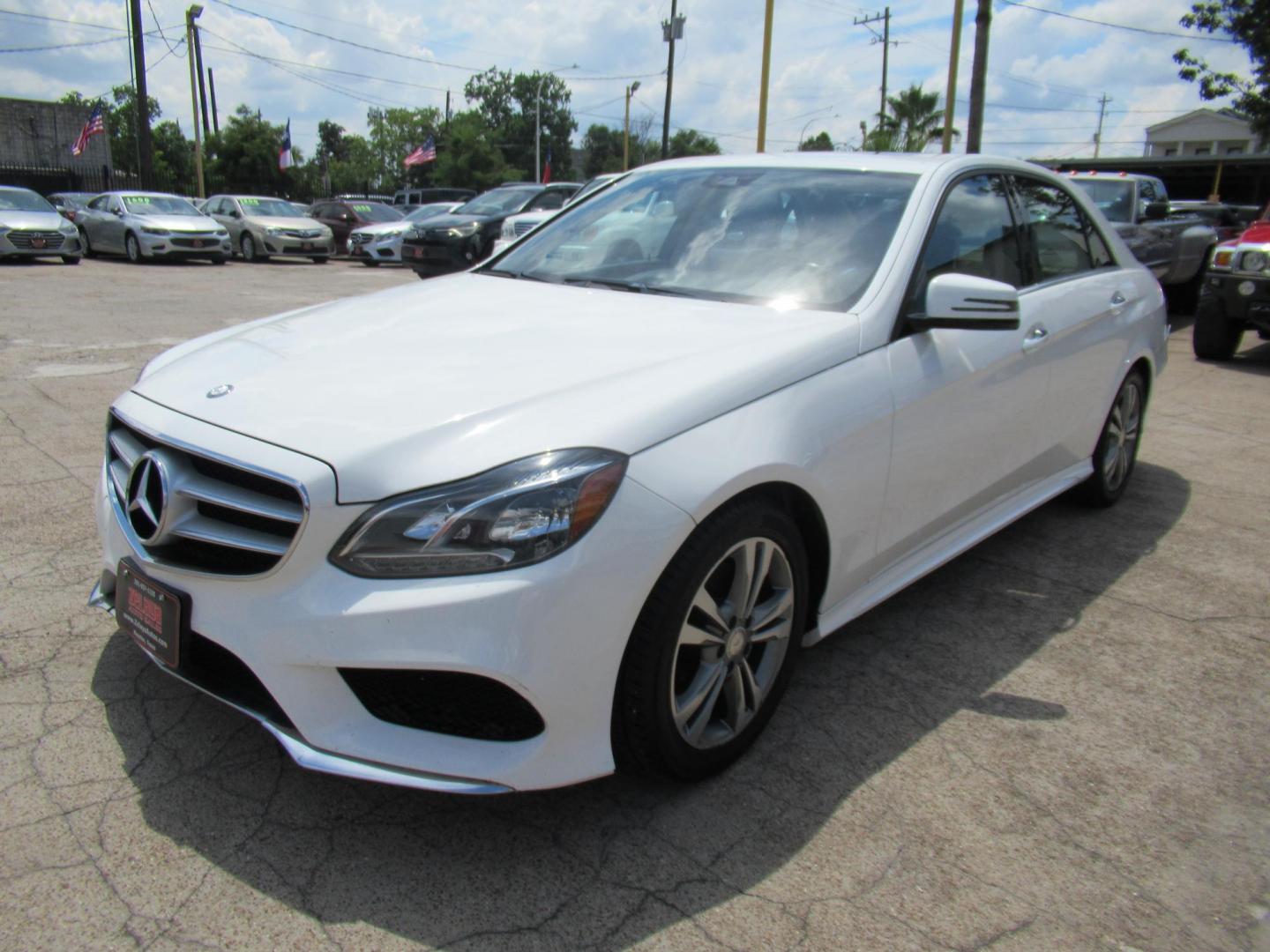 2015 White /Tan Mercedes-Benz E-Class E350 Sport Sedan (WDDHF5KBXFB) with an 3.5L V6 DOHC 24V engine, Automatic transmission, located at 1511 North Shepherd Dr., Houston, TX, 77008, (281) 657-1221, 29.798361, -95.412560 - 2015 MERCEDES-BENZ E-CLASS E 350 VIN: WDDHF5KBXFB117102 W D D H F 5 K B X F B 1 1 7 1 0 2 SEDAN 4 DR 3.5L V6 F DOHC 24V GASOLINE REAR WHEEL DRIVE - Photo#24