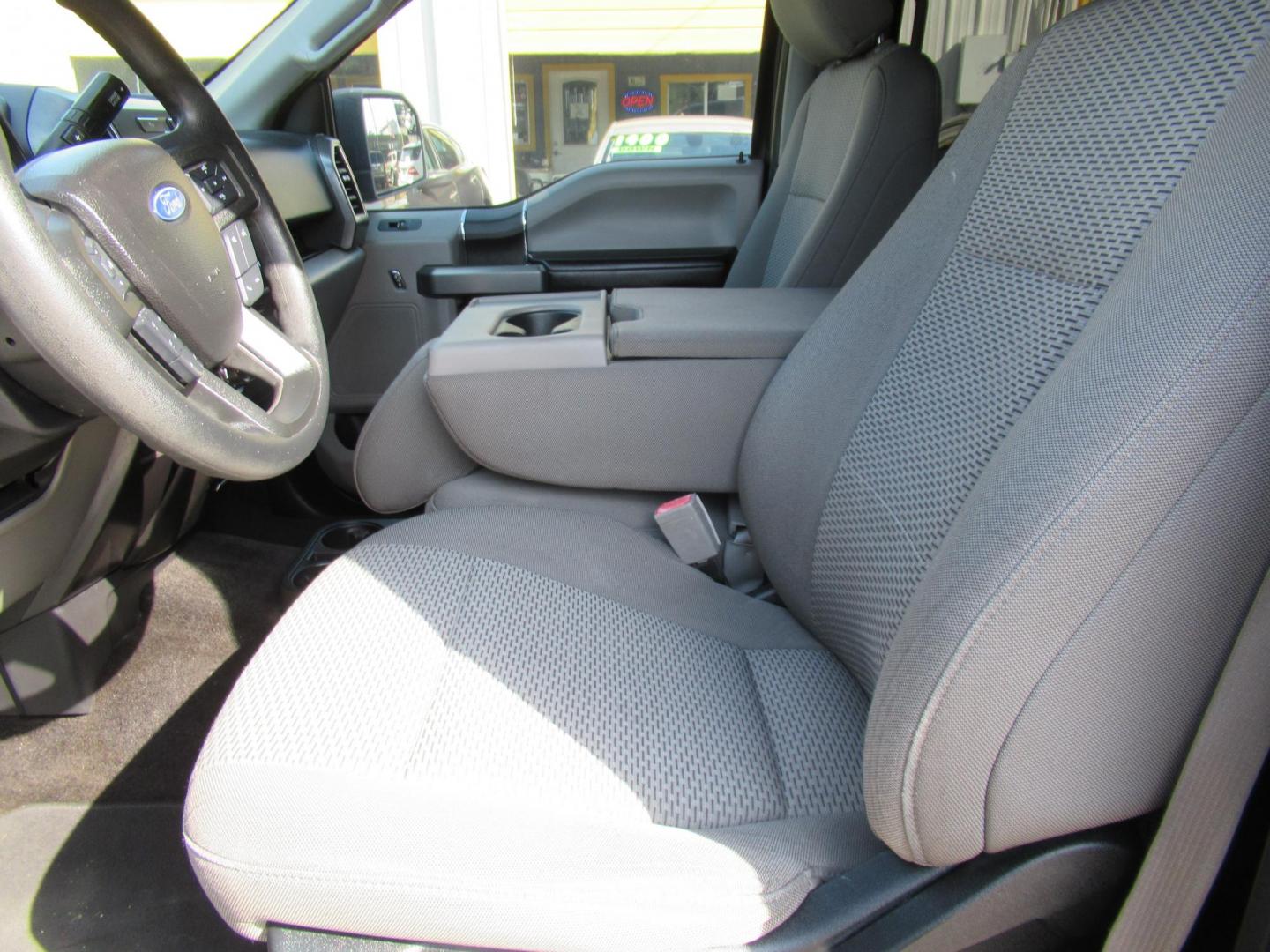 2018 Gray /Gray Ford F-150 King-Ranch SuperCrew 5.5-ft. 2WD (1FTEW1CB6JF) with an 3.3L V6 DOHC 24V engine, Automatic transmission, located at 1511 North Shepherd Dr., Houston, TX, 77008, (281) 657-1221, 29.798361, -95.412560 - 2018 FORD F-150 XLT VIN: 1FTEW1CB6JFB31570 1 F T E W 1 C B 6 J F B 3 1 5 7 0 CREW PICKUP 3.3L V6 F DOHC 24V GASOLINE REAR WHEEL DRIVE - Photo#9