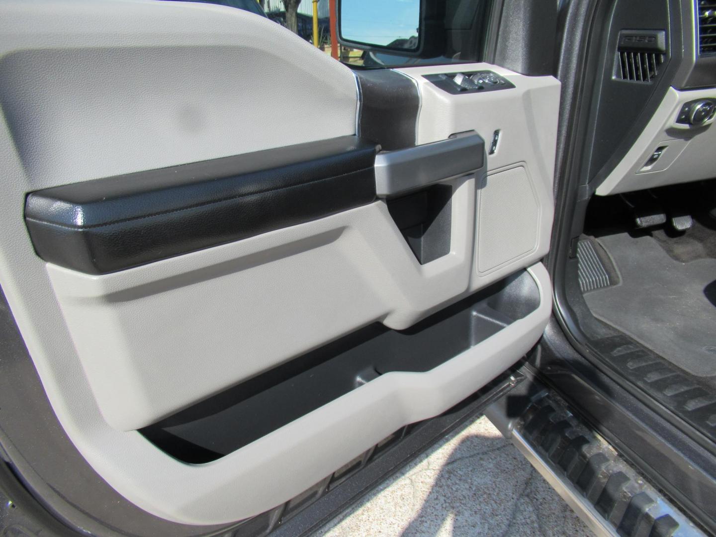 2018 Gray /Gray Ford F-150 King-Ranch SuperCrew 5.5-ft. 2WD (1FTEW1CB6JF) with an 3.3L V6 DOHC 24V engine, Automatic transmission, located at 1511 North Shepherd Dr., Houston, TX, 77008, (281) 657-1221, 29.798361, -95.412560 - 2018 FORD F-150 XLT VIN: 1FTEW1CB6JFB31570 1 F T E W 1 C B 6 J F B 3 1 5 7 0 CREW PICKUP 3.3L V6 F DOHC 24V GASOLINE REAR WHEEL DRIVE - Photo#11