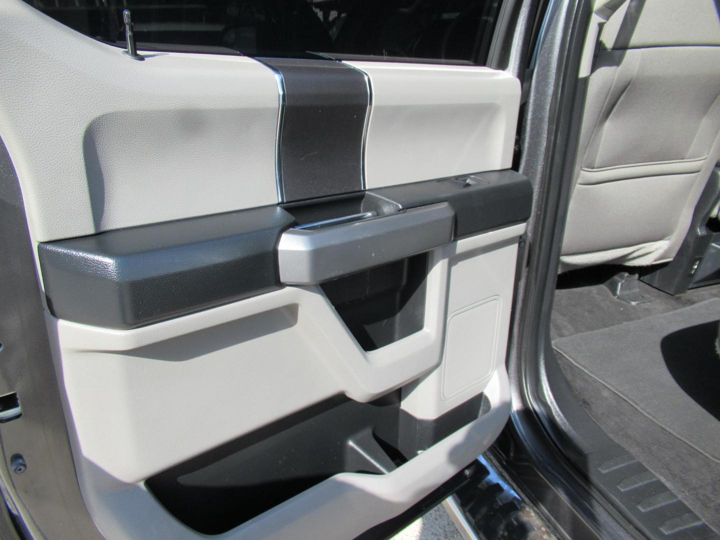 2018 Gray /Gray Ford F-150 King-Ranch SuperCrew 5.5-ft. 2WD (1FTEW1CB6JF) with an 3.3L V6 DOHC 24V engine, Automatic transmission, located at 1511 North Shepherd Dr., Houston, TX, 77008, (281) 657-1221, 29.798361, -95.412560 - 2018 FORD F-150 XLT VIN: 1FTEW1CB6JFB31570 1 F T E W 1 C B 6 J F B 3 1 5 7 0 CREW PICKUP 3.3L V6 F DOHC 24V GASOLINE REAR WHEEL DRIVE - Photo#12