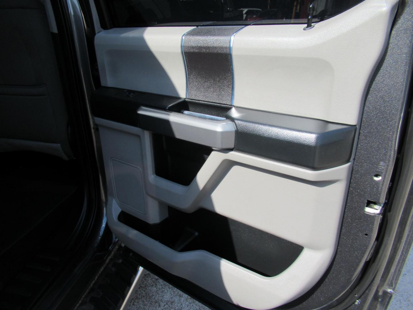 2018 Gray /Gray Ford F-150 King-Ranch SuperCrew 5.5-ft. 2WD (1FTEW1CB6JF) with an 3.3L V6 DOHC 24V engine, Automatic transmission, located at 1511 North Shepherd Dr., Houston, TX, 77008, (281) 657-1221, 29.798361, -95.412560 - 2018 FORD F-150 XLT VIN: 1FTEW1CB6JFB31570 1 F T E W 1 C B 6 J F B 3 1 5 7 0 CREW PICKUP 3.3L V6 F DOHC 24V GASOLINE REAR WHEEL DRIVE - Photo#13