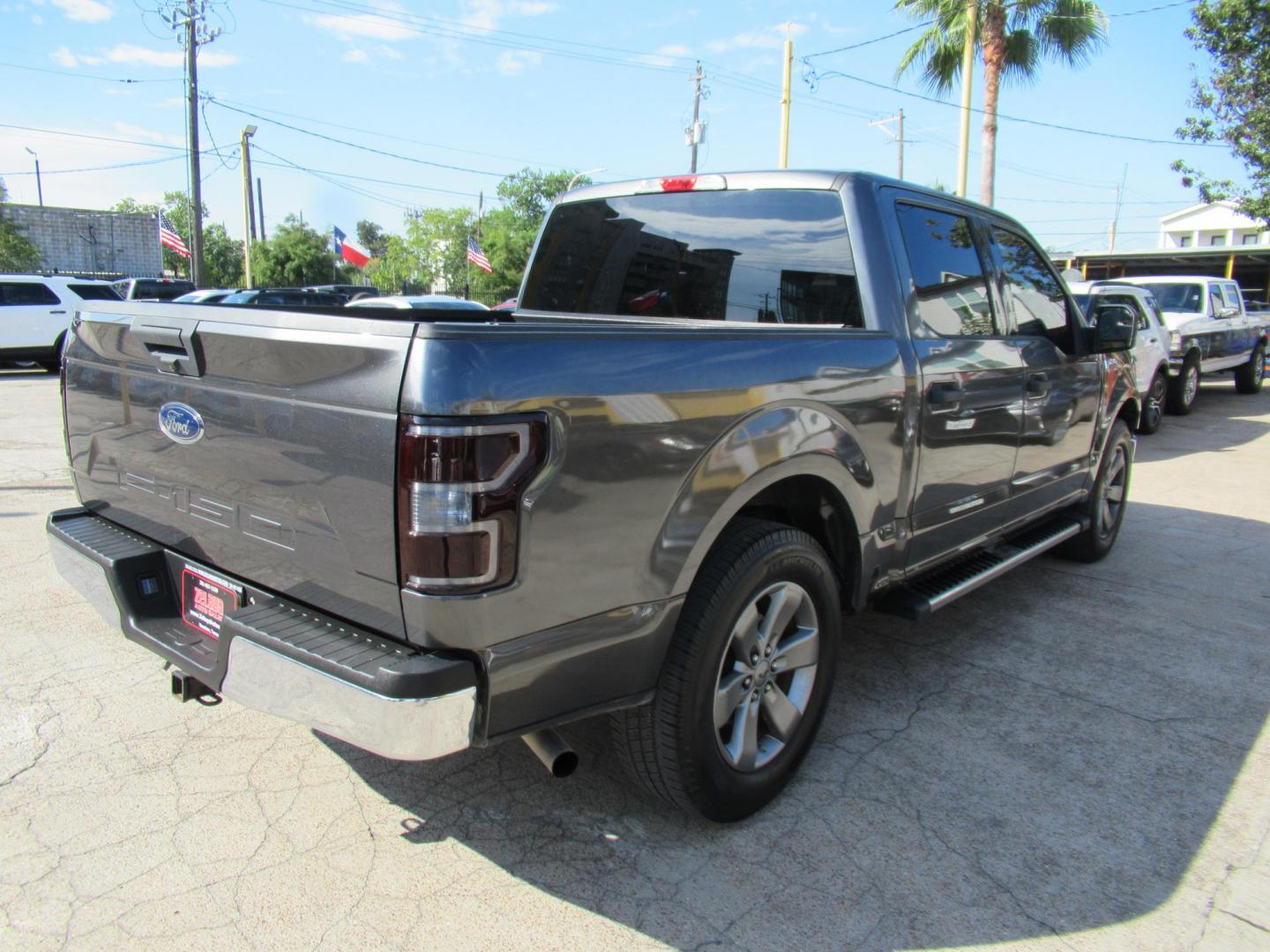 2018 Gray /Gray Ford F-150 King-Ranch SuperCrew 5.5-ft. 2WD (1FTEW1CB6JF) with an 3.3L V6 DOHC 24V engine, Automatic transmission, located at 1511 North Shepherd Dr., Houston, TX, 77008, (281) 657-1221, 29.798361, -95.412560 - 2018 FORD F-150 XLT VIN: 1FTEW1CB6JFB31570 1 F T E W 1 C B 6 J F B 3 1 5 7 0 CREW PICKUP 3.3L V6 F DOHC 24V GASOLINE REAR WHEEL DRIVE - Photo#24