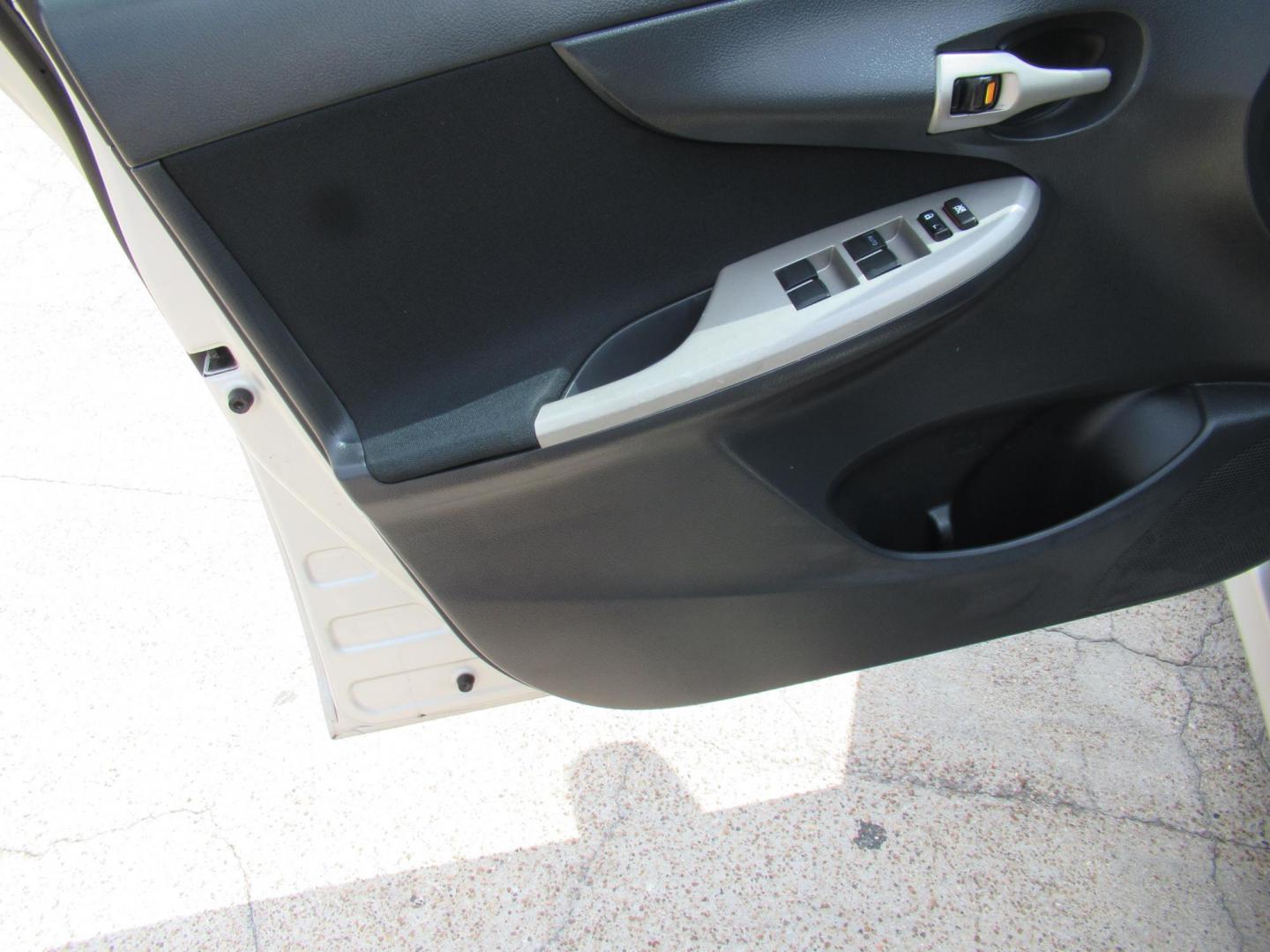 2012 Silver /Black Toyota Corolla LE AT (5YFBU4EE0CP) with an 1.8L L4 DOHC 16V engine, Automatic transmission, located at 1511 North Shepherd Dr., Houston, TX, 77008, (281) 657-1221, 29.798361, -95.412560 - 2012 TOYOTA COROLLA S VIN: 5YFBU4EE0CP065370 5 Y F B U 4 E E 0 C P 0 6 5 3 7 0 SEDAN 4 DR 1.8L I4 F DOHC 16V GASOLINE FRONT WHEEL DRIVE - Photo#1