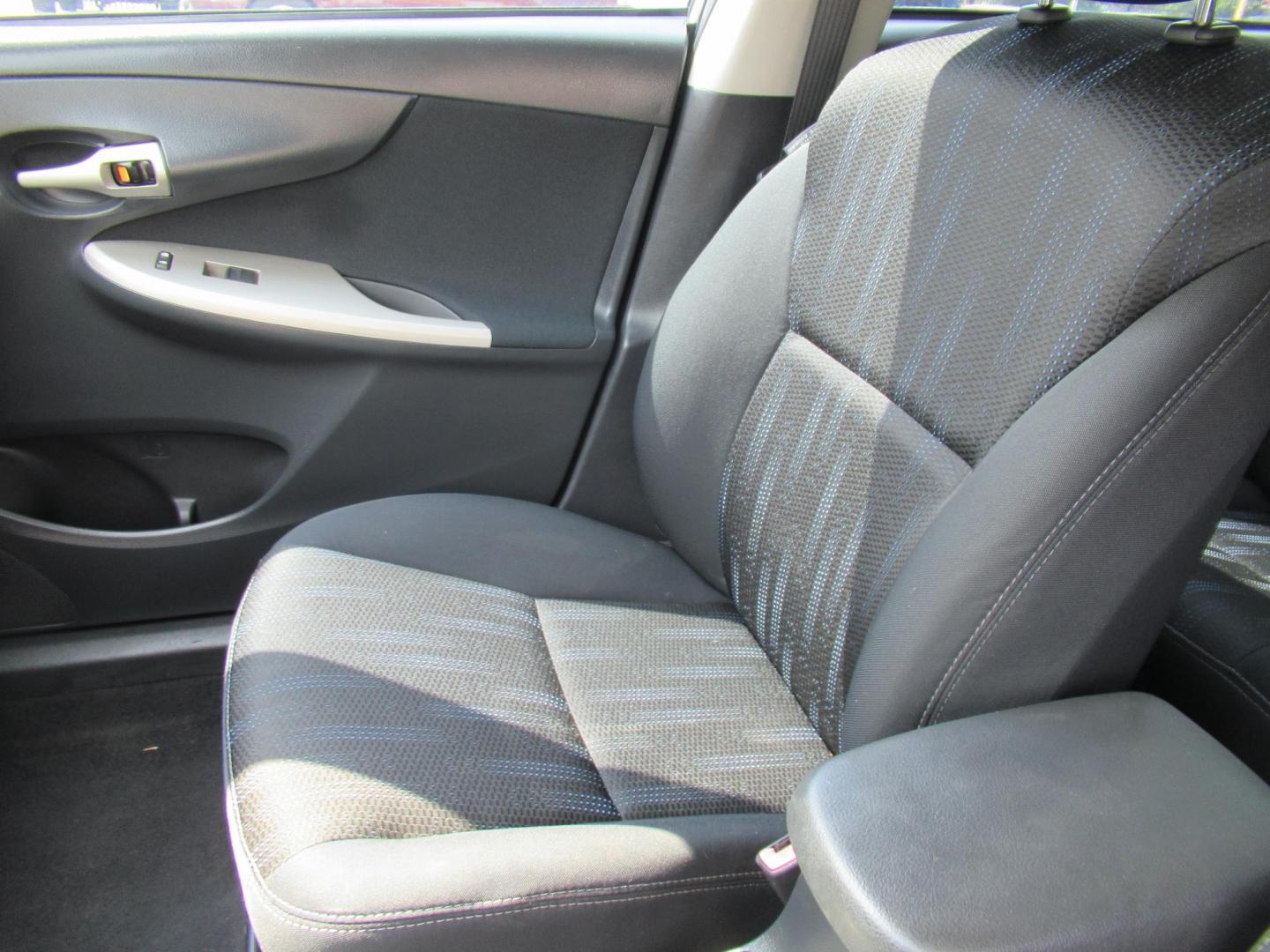 2012 Silver /Black Toyota Corolla LE AT (5YFBU4EE0CP) with an 1.8L L4 DOHC 16V engine, Automatic transmission, located at 1511 North Shepherd Dr., Houston, TX, 77008, (281) 657-1221, 29.798361, -95.412560 - 2012 TOYOTA COROLLA S VIN: 5YFBU4EE0CP065370 5 Y F B U 4 E E 0 C P 0 6 5 3 7 0 SEDAN 4 DR 1.8L I4 F DOHC 16V GASOLINE FRONT WHEEL DRIVE - Photo#3