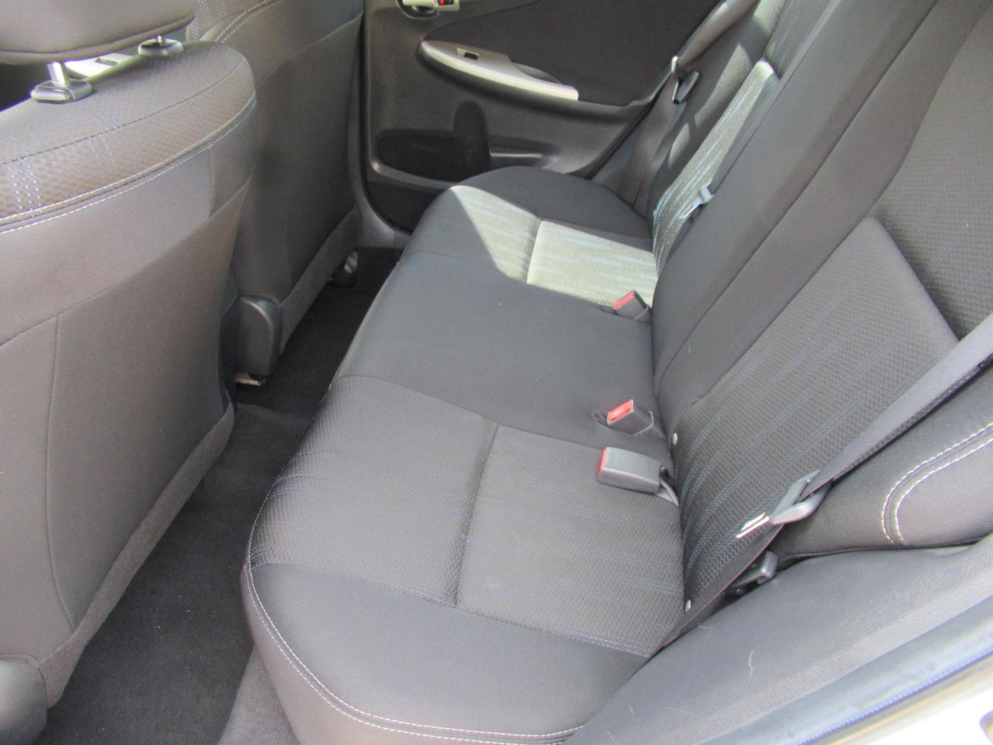 2012 Silver /Black Toyota Corolla LE AT (5YFBU4EE0CP) with an 1.8L L4 DOHC 16V engine, Automatic transmission, located at 1511 North Shepherd Dr., Houston, TX, 77008, (281) 657-1221, 29.798361, -95.412560 - 2012 TOYOTA COROLLA S VIN: 5YFBU4EE0CP065370 5 Y F B U 4 E E 0 C P 0 6 5 3 7 0 SEDAN 4 DR 1.8L I4 F DOHC 16V GASOLINE FRONT WHEEL DRIVE - Photo#4