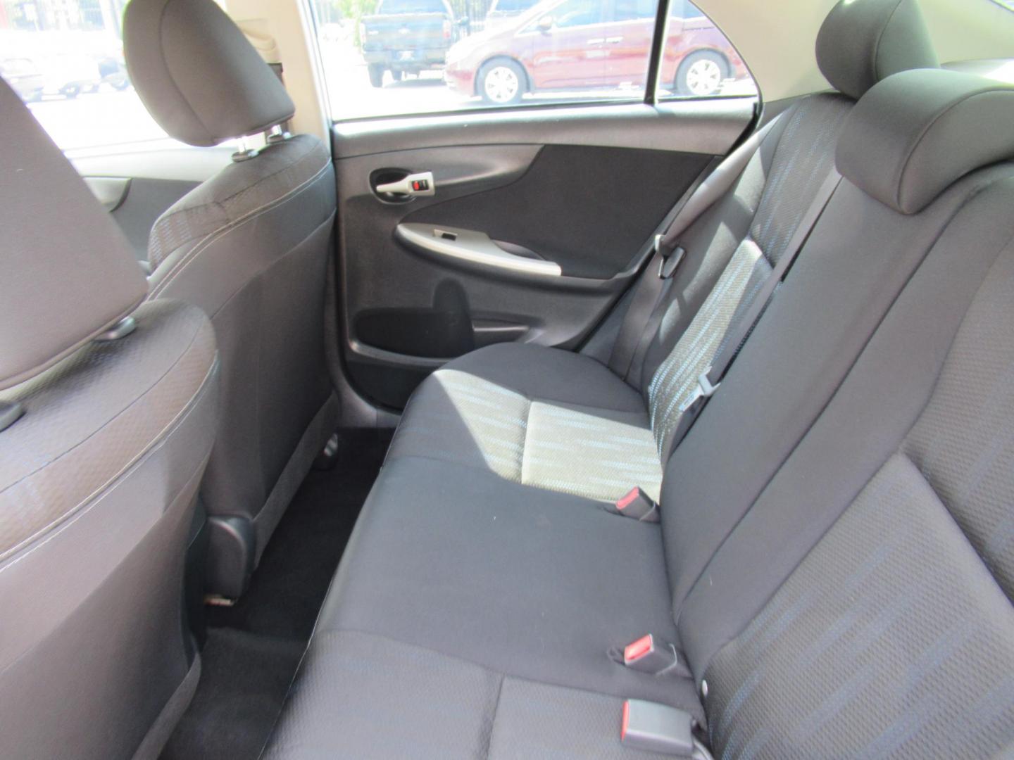 2012 Silver /Black Toyota Corolla LE AT (5YFBU4EE0CP) with an 1.8L L4 DOHC 16V engine, Automatic transmission, located at 1511 North Shepherd Dr., Houston, TX, 77008, (281) 657-1221, 29.798361, -95.412560 - 2012 TOYOTA COROLLA S VIN: 5YFBU4EE0CP065370 5 Y F B U 4 E E 0 C P 0 6 5 3 7 0 SEDAN 4 DR 1.8L I4 F DOHC 16V GASOLINE FRONT WHEEL DRIVE - Photo#5