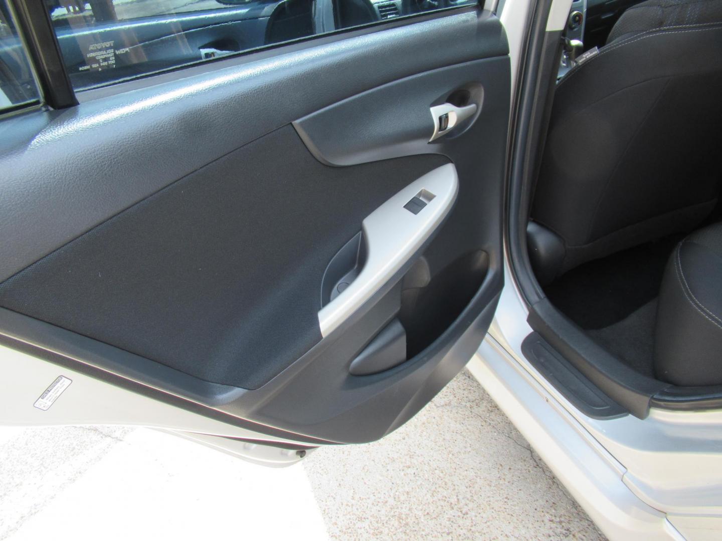 2012 Silver /Black Toyota Corolla LE AT (5YFBU4EE0CP) with an 1.8L L4 DOHC 16V engine, Automatic transmission, located at 1511 North Shepherd Dr., Houston, TX, 77008, (281) 657-1221, 29.798361, -95.412560 - 2012 TOYOTA COROLLA S VIN: 5YFBU4EE0CP065370 5 Y F B U 4 E E 0 C P 0 6 5 3 7 0 SEDAN 4 DR 1.8L I4 F DOHC 16V GASOLINE FRONT WHEEL DRIVE - Photo#6