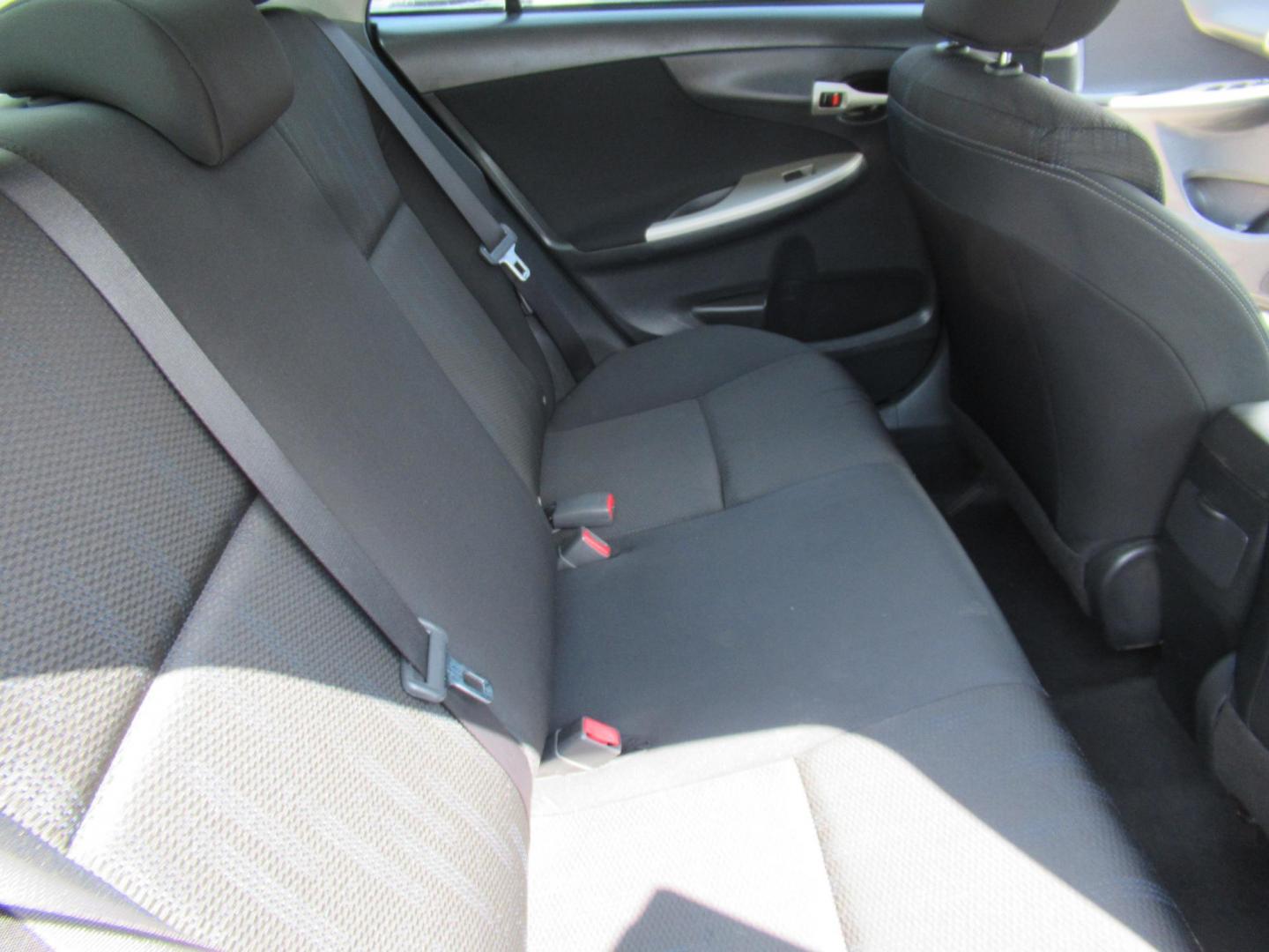 2012 Silver /Black Toyota Corolla LE AT (5YFBU4EE0CP) with an 1.8L L4 DOHC 16V engine, Automatic transmission, located at 1511 North Shepherd Dr., Houston, TX, 77008, (281) 657-1221, 29.798361, -95.412560 - 2012 TOYOTA COROLLA S VIN: 5YFBU4EE0CP065370 5 Y F B U 4 E E 0 C P 0 6 5 3 7 0 SEDAN 4 DR 1.8L I4 F DOHC 16V GASOLINE FRONT WHEEL DRIVE - Photo#7