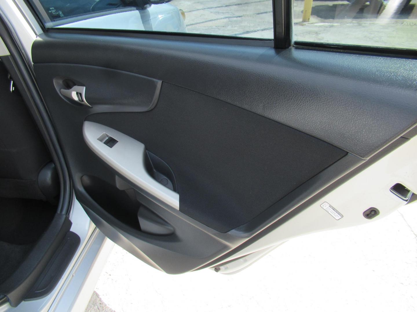 2012 Silver /Black Toyota Corolla LE AT (5YFBU4EE0CP) with an 1.8L L4 DOHC 16V engine, Automatic transmission, located at 1511 North Shepherd Dr., Houston, TX, 77008, (281) 657-1221, 29.798361, -95.412560 - 2012 TOYOTA COROLLA S VIN: 5YFBU4EE0CP065370 5 Y F B U 4 E E 0 C P 0 6 5 3 7 0 SEDAN 4 DR 1.8L I4 F DOHC 16V GASOLINE FRONT WHEEL DRIVE - Photo#8