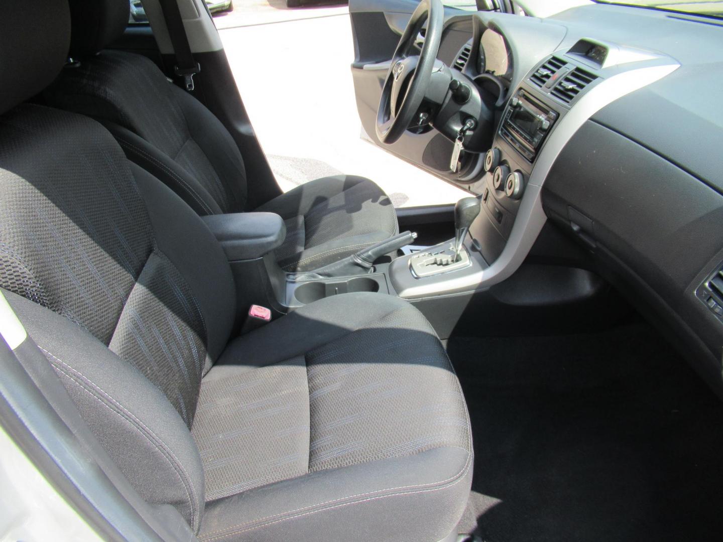 2012 Silver /Black Toyota Corolla LE AT (5YFBU4EE0CP) with an 1.8L L4 DOHC 16V engine, Automatic transmission, located at 1511 North Shepherd Dr., Houston, TX, 77008, (281) 657-1221, 29.798361, -95.412560 - 2012 TOYOTA COROLLA S VIN: 5YFBU4EE0CP065370 5 Y F B U 4 E E 0 C P 0 6 5 3 7 0 SEDAN 4 DR 1.8L I4 F DOHC 16V GASOLINE FRONT WHEEL DRIVE - Photo#9