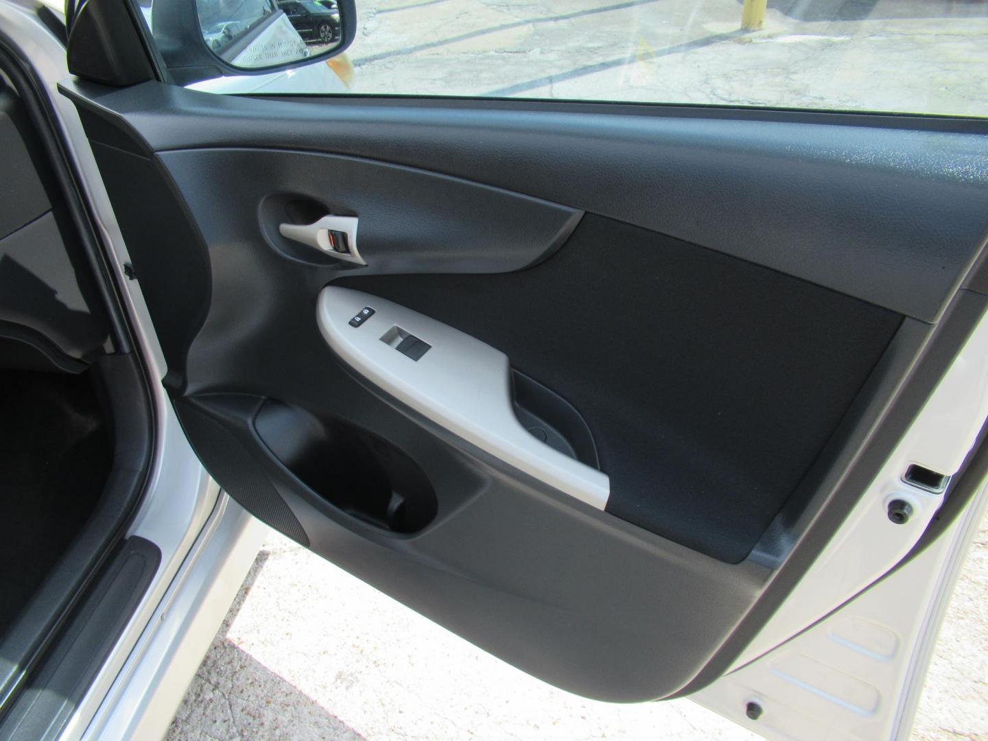 2012 Silver /Black Toyota Corolla LE AT (5YFBU4EE0CP) with an 1.8L L4 DOHC 16V engine, Automatic transmission, located at 1511 North Shepherd Dr., Houston, TX, 77008, (281) 657-1221, 29.798361, -95.412560 - 2012 TOYOTA COROLLA S VIN: 5YFBU4EE0CP065370 5 Y F B U 4 E E 0 C P 0 6 5 3 7 0 SEDAN 4 DR 1.8L I4 F DOHC 16V GASOLINE FRONT WHEEL DRIVE - Photo#10