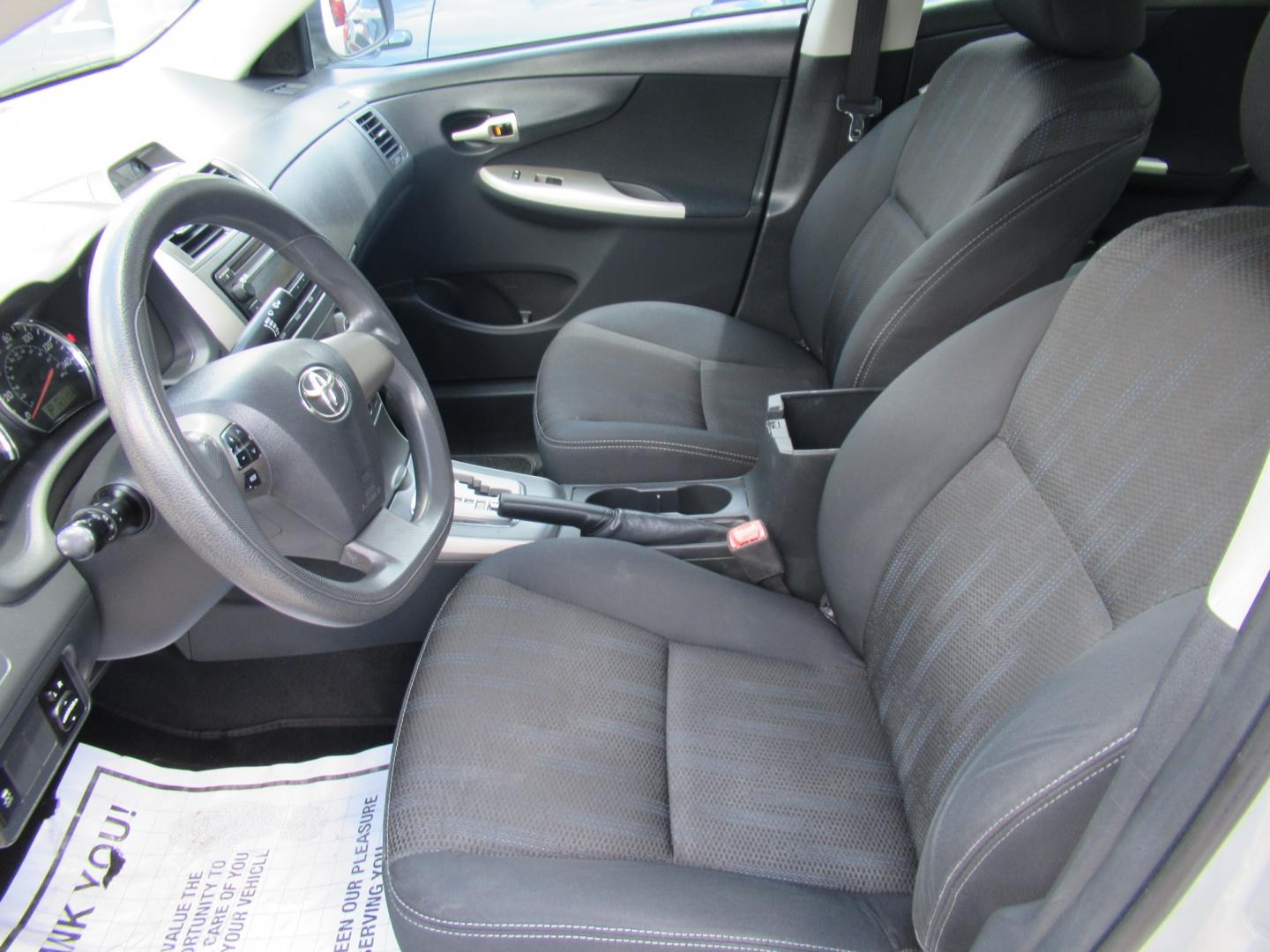 2012 Silver /Black Toyota Corolla LE AT (5YFBU4EE0CP) with an 1.8L L4 DOHC 16V engine, Automatic transmission, located at 1511 North Shepherd Dr., Houston, TX, 77008, (281) 657-1221, 29.798361, -95.412560 - 2012 TOYOTA COROLLA S VIN: 5YFBU4EE0CP065370 5 Y F B U 4 E E 0 C P 0 6 5 3 7 0 SEDAN 4 DR 1.8L I4 F DOHC 16V GASOLINE FRONT WHEEL DRIVE- Photo#1