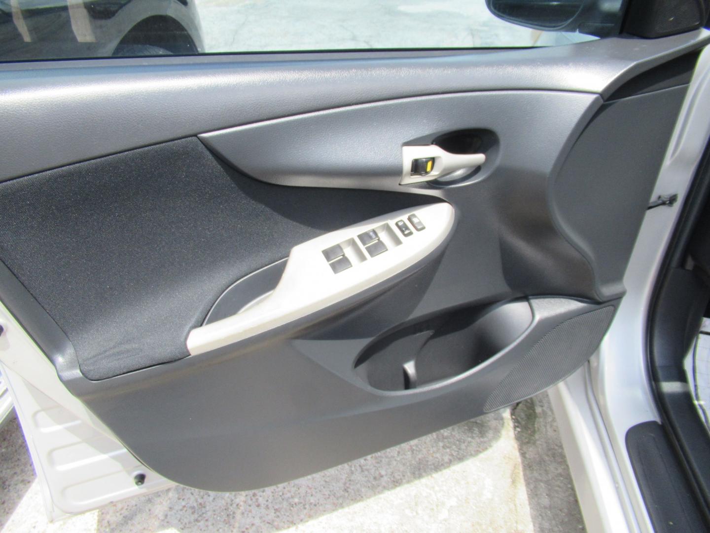2012 Silver /Black Toyota Corolla LE AT (5YFBU4EE0CP) with an 1.8L L4 DOHC 16V engine, Automatic transmission, located at 1511 North Shepherd Dr., Houston, TX, 77008, (281) 657-1221, 29.798361, -95.412560 - 2012 TOYOTA COROLLA S VIN: 5YFBU4EE0CP065370 5 Y F B U 4 E E 0 C P 0 6 5 3 7 0 SEDAN 4 DR 1.8L I4 F DOHC 16V GASOLINE FRONT WHEEL DRIVE- Photo#2