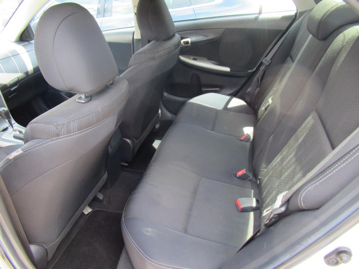2012 Silver /Black Toyota Corolla LE AT (5YFBU4EE0CP) with an 1.8L L4 DOHC 16V engine, Automatic transmission, located at 1511 North Shepherd Dr., Houston, TX, 77008, (281) 657-1221, 29.798361, -95.412560 - 2012 TOYOTA COROLLA S VIN: 5YFBU4EE0CP065370 5 Y F B U 4 E E 0 C P 0 6 5 3 7 0 SEDAN 4 DR 1.8L I4 F DOHC 16V GASOLINE FRONT WHEEL DRIVE- Photo#3