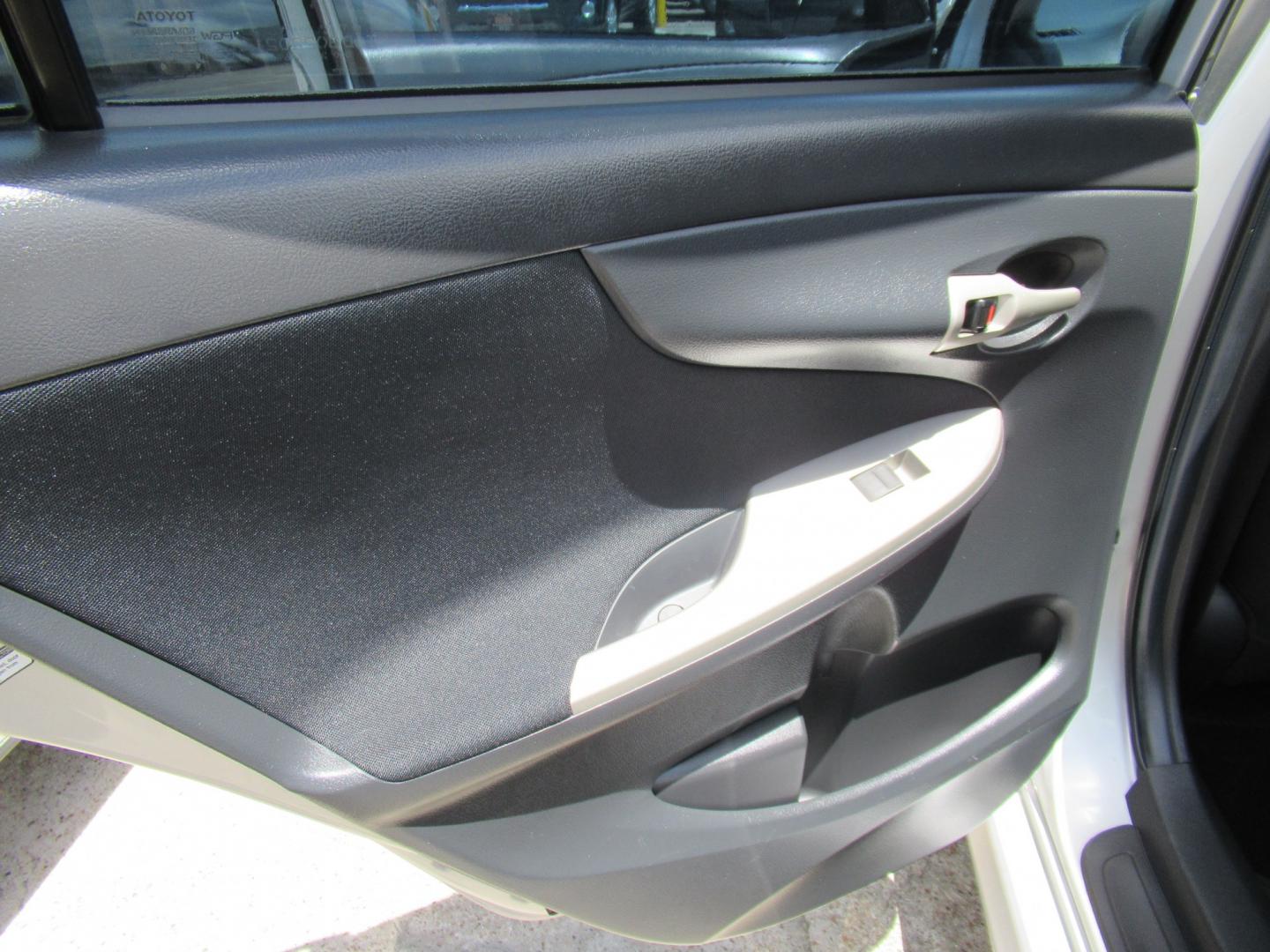 2012 Silver /Black Toyota Corolla LE AT (5YFBU4EE0CP) with an 1.8L L4 DOHC 16V engine, Automatic transmission, located at 1511 North Shepherd Dr., Houston, TX, 77008, (281) 657-1221, 29.798361, -95.412560 - 2012 TOYOTA COROLLA S VIN: 5YFBU4EE0CP065370 5 Y F B U 4 E E 0 C P 0 6 5 3 7 0 SEDAN 4 DR 1.8L I4 F DOHC 16V GASOLINE FRONT WHEEL DRIVE- Photo#4