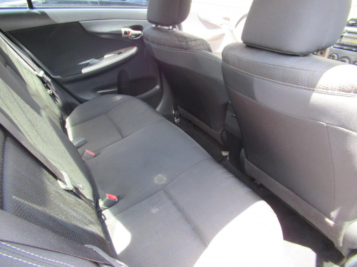 2012 Silver /Black Toyota Corolla LE AT (5YFBU4EE0CP) with an 1.8L L4 DOHC 16V engine, Automatic transmission, located at 1511 North Shepherd Dr., Houston, TX, 77008, (281) 657-1221, 29.798361, -95.412560 - 2012 TOYOTA COROLLA S VIN: 5YFBU4EE0CP065370 5 Y F B U 4 E E 0 C P 0 6 5 3 7 0 SEDAN 4 DR 1.8L I4 F DOHC 16V GASOLINE FRONT WHEEL DRIVE- Photo#7
