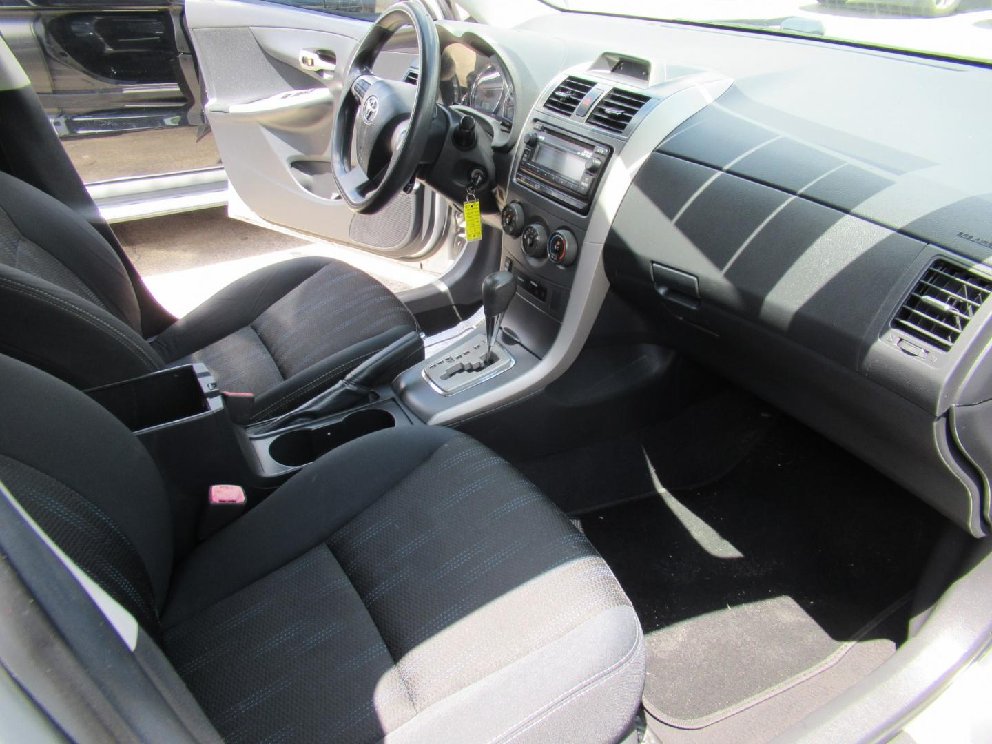 2012 Silver /Black Toyota Corolla LE AT (5YFBU4EE0CP) with an 1.8L L4 DOHC 16V engine, Automatic transmission, located at 1511 North Shepherd Dr., Houston, TX, 77008, (281) 657-1221, 29.798361, -95.412560 - 2012 TOYOTA COROLLA S VIN: 5YFBU4EE0CP065370 5 Y F B U 4 E E 0 C P 0 6 5 3 7 0 SEDAN 4 DR 1.8L I4 F DOHC 16V GASOLINE FRONT WHEEL DRIVE- Photo#9
