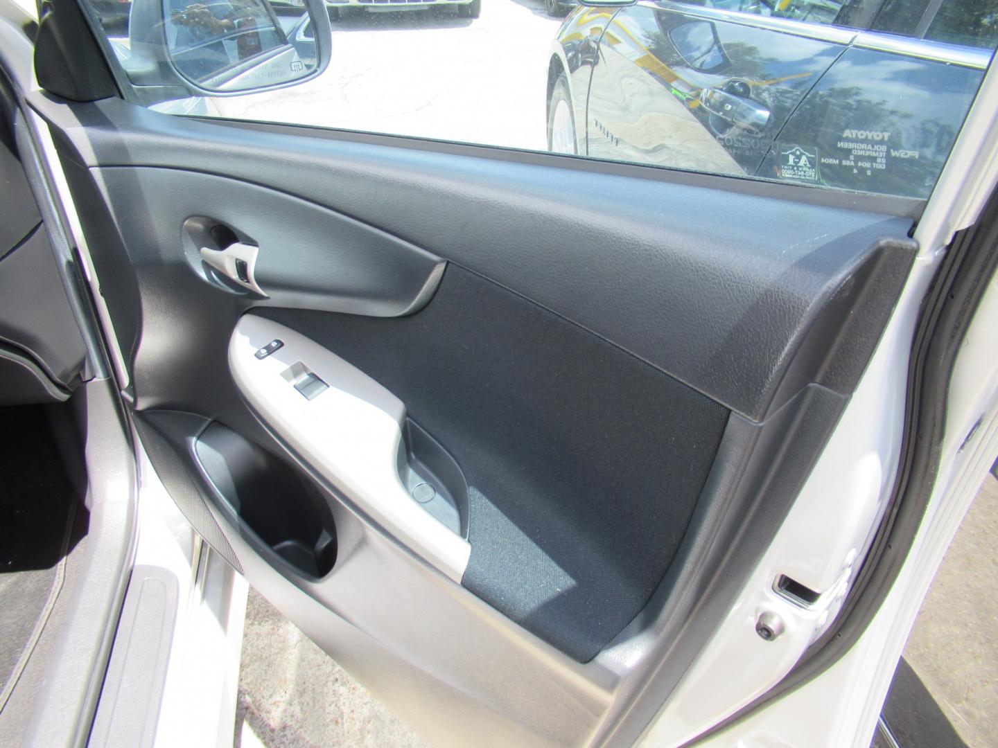 2012 Silver /Black Toyota Corolla LE AT (5YFBU4EE0CP) with an 1.8L L4 DOHC 16V engine, Automatic transmission, located at 1511 North Shepherd Dr., Houston, TX, 77008, (281) 657-1221, 29.798361, -95.412560 - 2012 TOYOTA COROLLA S VIN: 5YFBU4EE0CP065370 5 Y F B U 4 E E 0 C P 0 6 5 3 7 0 SEDAN 4 DR 1.8L I4 F DOHC 16V GASOLINE FRONT WHEEL DRIVE- Photo#10