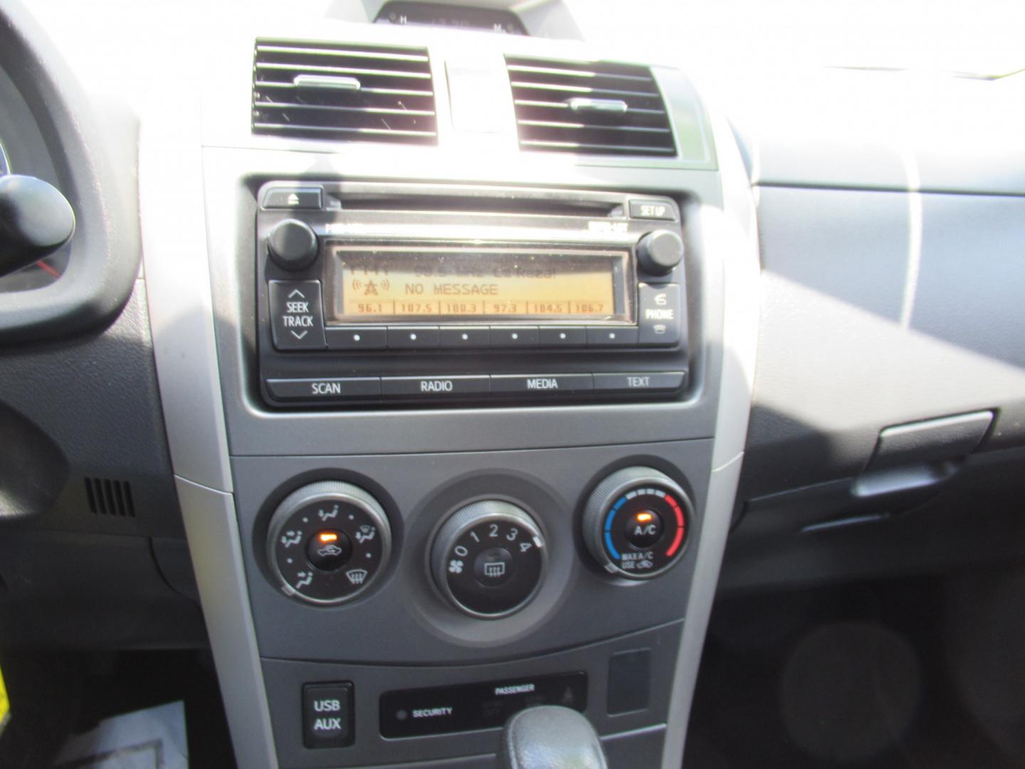 2012 Silver /Black Toyota Corolla LE AT (5YFBU4EE0CP) with an 1.8L L4 DOHC 16V engine, Automatic transmission, located at 1511 North Shepherd Dr., Houston, TX, 77008, (281) 657-1221, 29.798361, -95.412560 - 2012 TOYOTA COROLLA S VIN: 5YFBU4EE0CP065370 5 Y F B U 4 E E 0 C P 0 6 5 3 7 0 SEDAN 4 DR 1.8L I4 F DOHC 16V GASOLINE FRONT WHEEL DRIVE- Photo#12