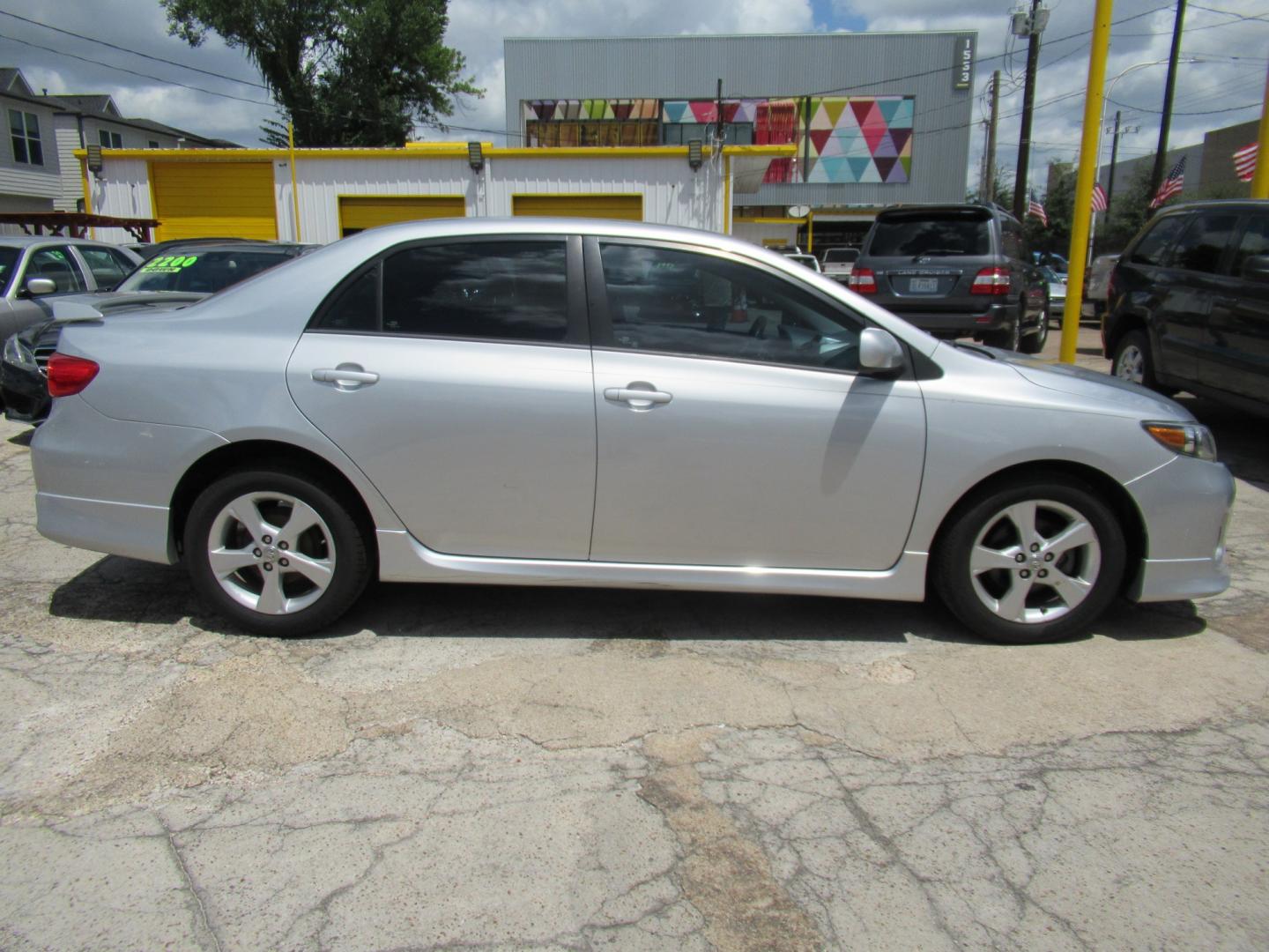 2012 Silver /Black Toyota Corolla LE AT (5YFBU4EE0CP) with an 1.8L L4 DOHC 16V engine, Automatic transmission, located at 1511 North Shepherd Dr., Houston, TX, 77008, (281) 657-1221, 29.798361, -95.412560 - 2012 TOYOTA COROLLA S VIN: 5YFBU4EE0CP065370 5 Y F B U 4 E E 0 C P 0 6 5 3 7 0 SEDAN 4 DR 1.8L I4 F DOHC 16V GASOLINE FRONT WHEEL DRIVE- Photo#17