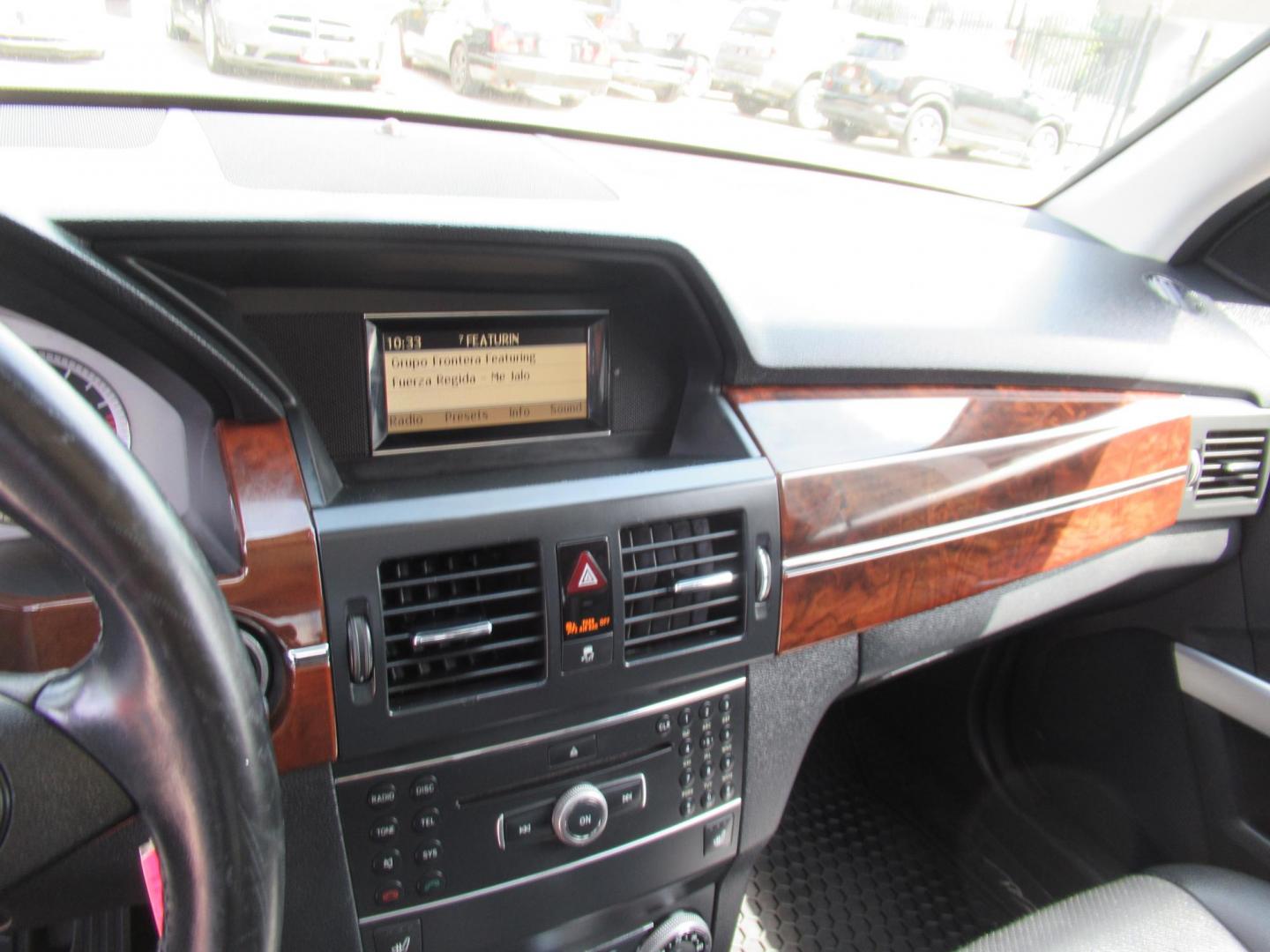 2012 Black /Black Mercedes-Benz GLK-Class GLK350 4MATIC (WDCGG8HB0CF) with an 3.5L V6 DOHC 24V engine, Automatic transmission, located at 1511 North Shepherd Dr., Houston, TX, 77008, (281) 657-1221, 29.798361, -95.412560 - 2012 MERCEDES-BENZ GLK 350 4MATIC VIN: WDCGG8HB0CF887299 W D C G G 8 H B 0 C F 8 8 7 2 9 9 4 DOOR WAGON/SPORT UTILITY 3.5L V6 F DOHC 24V GASOLINE ALL WHEEL DRIVE - Photo#3