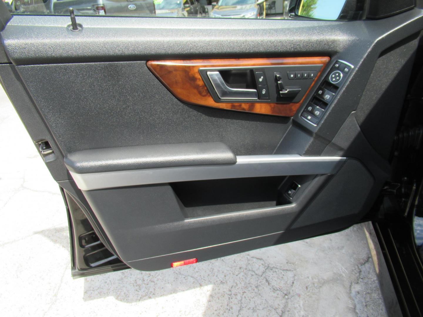 2012 Black /Black Mercedes-Benz GLK-Class GLK350 4MATIC (WDCGG8HB0CF) with an 3.5L V6 DOHC 24V engine, Automatic transmission, located at 1511 North Shepherd Dr., Houston, TX, 77008, (281) 657-1221, 29.798361, -95.412560 - 2012 MERCEDES-BENZ GLK 350 4MATIC VIN: WDCGG8HB0CF887299 W D C G G 8 H B 0 C F 8 8 7 2 9 9 4 DOOR WAGON/SPORT UTILITY 3.5L V6 F DOHC 24V GASOLINE ALL WHEEL DRIVE - Photo#1