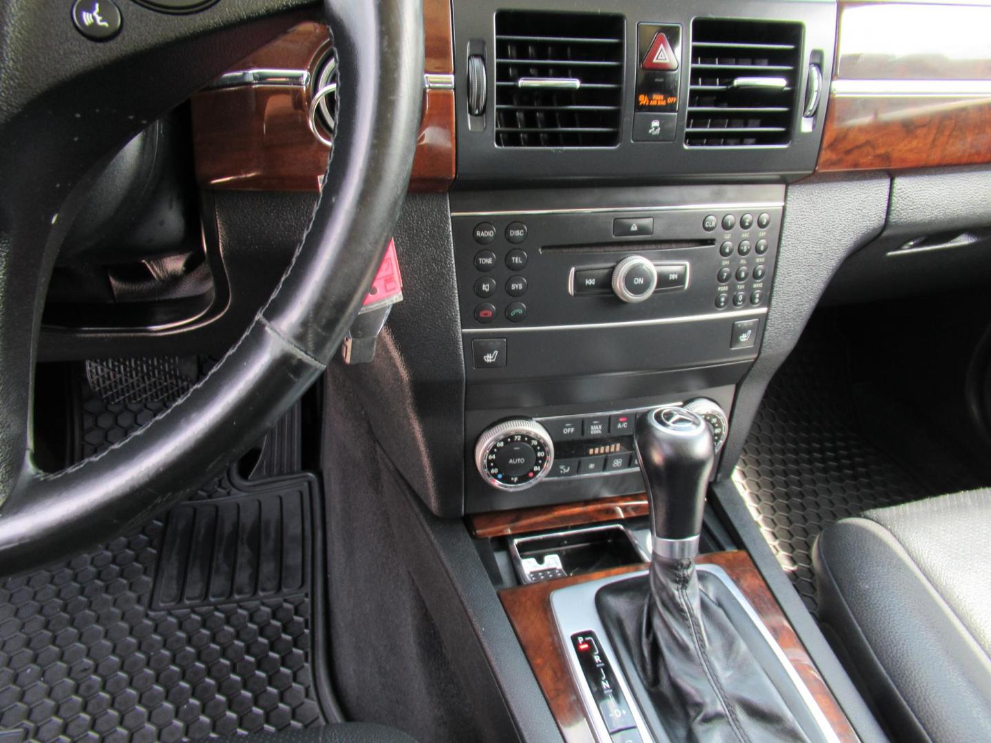 2012 Black /Black Mercedes-Benz GLK-Class GLK350 4MATIC (WDCGG8HB0CF) with an 3.5L V6 DOHC 24V engine, Automatic transmission, located at 1511 North Shepherd Dr., Houston, TX, 77008, (281) 657-1221, 29.798361, -95.412560 - 2012 MERCEDES-BENZ GLK 350 4MATIC VIN: WDCGG8HB0CF887299 W D C G G 8 H B 0 C F 8 8 7 2 9 9 4 DOOR WAGON/SPORT UTILITY 3.5L V6 F DOHC 24V GASOLINE ALL WHEEL DRIVE - Photo#4