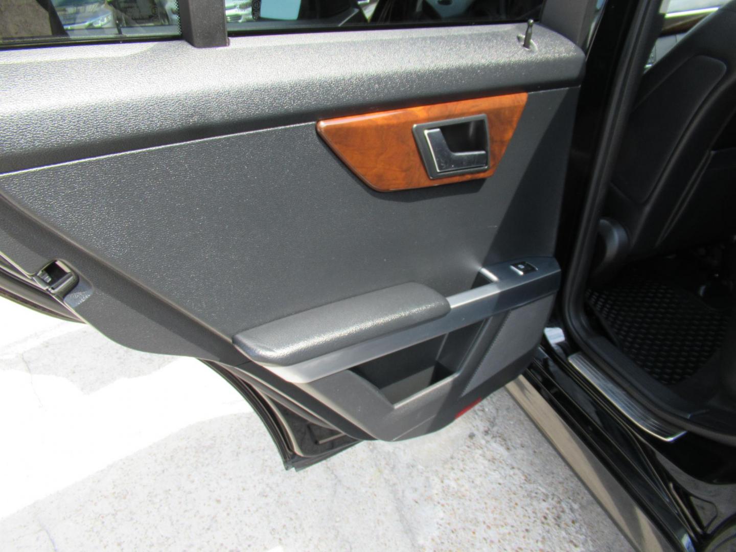 2012 Black /Black Mercedes-Benz GLK-Class GLK350 4MATIC (WDCGG8HB0CF) with an 3.5L V6 DOHC 24V engine, Automatic transmission, located at 1511 North Shepherd Dr., Houston, TX, 77008, (281) 657-1221, 29.798361, -95.412560 - 2012 MERCEDES-BENZ GLK 350 4MATIC VIN: WDCGG8HB0CF887299 W D C G G 8 H B 0 C F 8 8 7 2 9 9 4 DOOR WAGON/SPORT UTILITY 3.5L V6 F DOHC 24V GASOLINE ALL WHEEL DRIVE - Photo#8