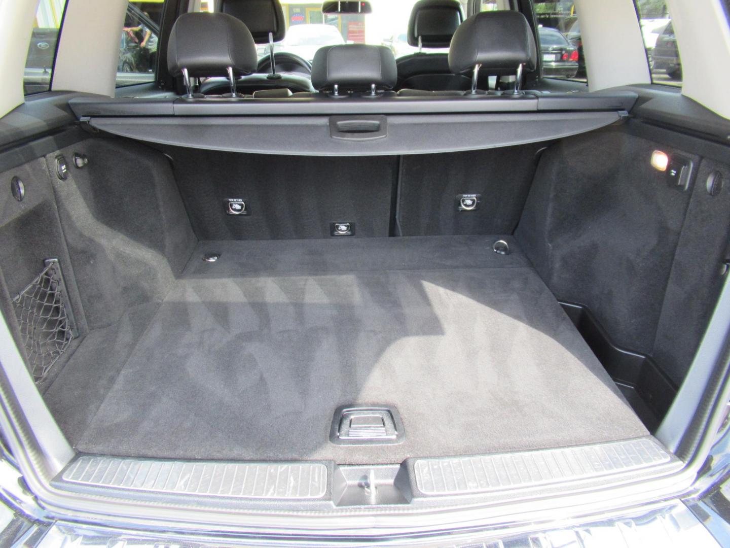 2012 Black /Black Mercedes-Benz GLK-Class GLK350 4MATIC (WDCGG8HB0CF) with an 3.5L V6 DOHC 24V engine, Automatic transmission, located at 1511 North Shepherd Dr., Houston, TX, 77008, (281) 657-1221, 29.798361, -95.412560 - 2012 MERCEDES-BENZ GLK 350 4MATIC VIN: WDCGG8HB0CF887299 W D C G G 8 H B 0 C F 8 8 7 2 9 9 4 DOOR WAGON/SPORT UTILITY 3.5L V6 F DOHC 24V GASOLINE ALL WHEEL DRIVE - Photo#9