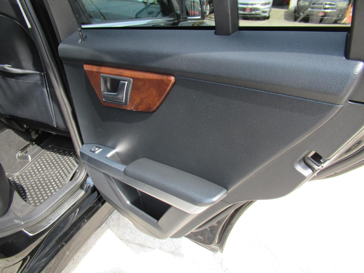 2012 Black /Black Mercedes-Benz GLK-Class GLK350 4MATIC (WDCGG8HB0CF) with an 3.5L V6 DOHC 24V engine, Automatic transmission, located at 1511 North Shepherd Dr., Houston, TX, 77008, (281) 657-1221, 29.798361, -95.412560 - 2012 MERCEDES-BENZ GLK 350 4MATIC VIN: WDCGG8HB0CF887299 W D C G G 8 H B 0 C F 8 8 7 2 9 9 4 DOOR WAGON/SPORT UTILITY 3.5L V6 F DOHC 24V GASOLINE ALL WHEEL DRIVE - Photo#11