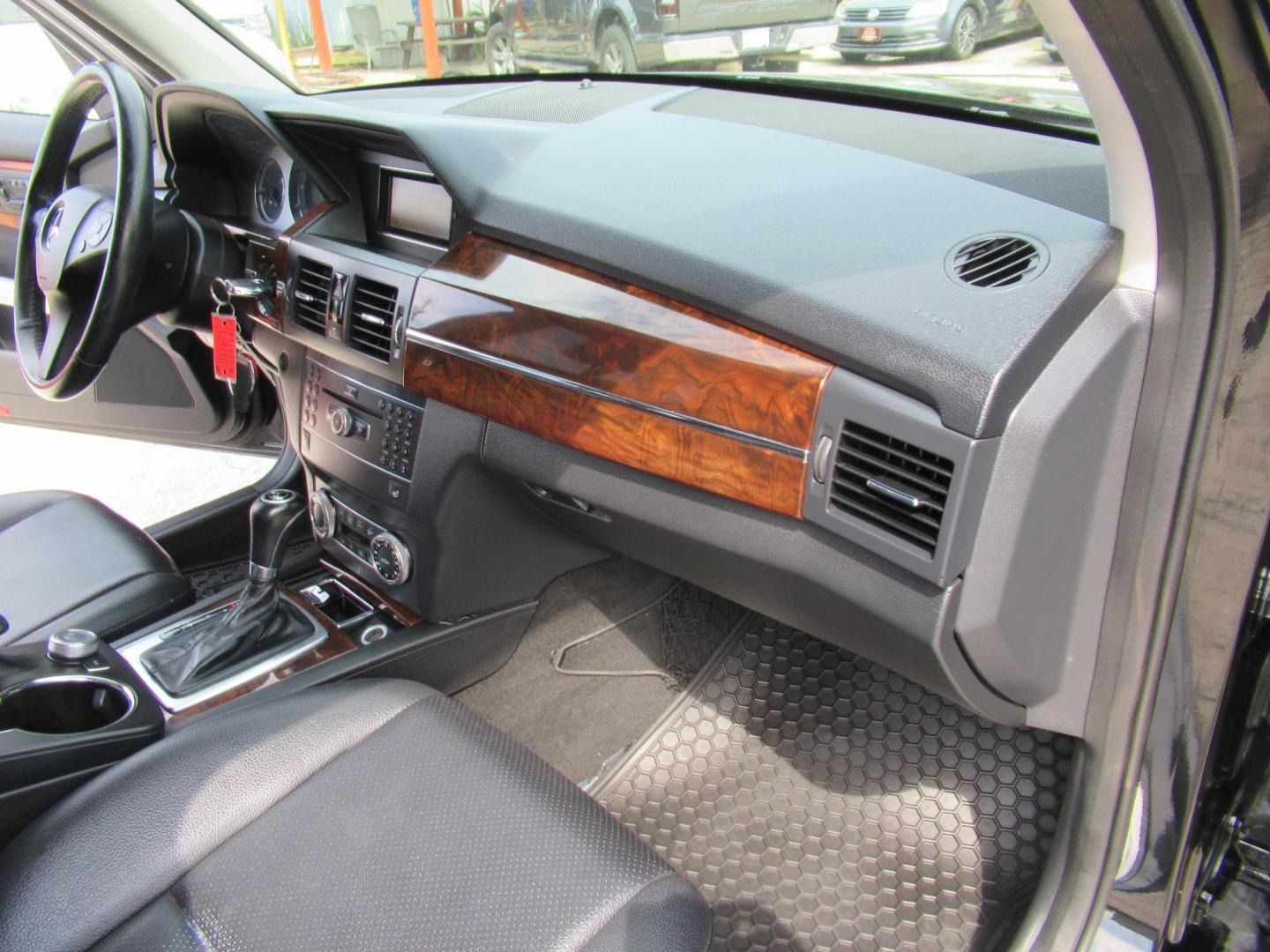 2012 Black /Black Mercedes-Benz GLK-Class GLK350 4MATIC (WDCGG8HB0CF) with an 3.5L V6 DOHC 24V engine, Automatic transmission, located at 1511 North Shepherd Dr., Houston, TX, 77008, (281) 657-1221, 29.798361, -95.412560 - 2012 MERCEDES-BENZ GLK 350 4MATIC VIN: WDCGG8HB0CF887299 W D C G G 8 H B 0 C F 8 8 7 2 9 9 4 DOOR WAGON/SPORT UTILITY 3.5L V6 F DOHC 24V GASOLINE ALL WHEEL DRIVE - Photo#12